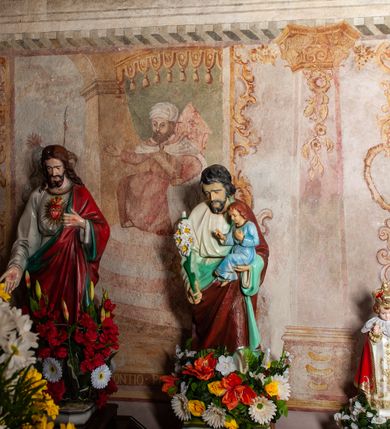 Zdjęcie nr 9: Na wschodniej ścianie prezbiterium odsłonięto rysunek węglem drzewnym na pobiale wapiennej z przedstawieniem Grupy Ukrzyżowania (180 x 180 cm), z przełomu XIV i XV wieku. Freski w prezbiterium datowane są na około 1420 rok. Północną ścianę prezbiterium zdobi u dołu Veraicon (wys. 50 cm), a u góry rozbudowane Ukrzyżowanie (290 x 260 cm) z Arma Christi i innymi scenami Męki (Modlitwa w Ogrojcu, Pocałunek Judasza, Umywanie rąk, Zaparcie się św. Piotra oraz Vir dolorum i Chusta św. Weroniki. Na ścianie północno-wschodniej, wysoko pod sklepieniem, widnieje Tron Łaski (220 x 170 cm). Na południowej ścianie prezbiterium zachowały się napisy łacińskie minuskułą o treści moralizatorskiej. Na północnej ścianie nawy odsłonięto przedstawienia figuralne w trzech strefach, pochodzące z czasu po 1501 roku. W górnej strefie widnieje (od lewej) Wjazd do Jerozolimy Szymon Cyrenejczyk pomaga nieść krzyż oraz być może Spotkanie Jezusa ze św. Weroniką. W strefie środkowej rozpoznano przedstawienia przykazań Dekalogu opatrzone łacińskimi napisami. Przedstawienia w najniższej strefie zachowały się szczątkowo, ale odczytuje się je jako przedstawienia Siedmiu grzechów głównych. Na ścianie tęczowej zachowały się fragmenty malowideł uważanych za przedstawienie Golgoty. Ponadto odsłonięto również na ścianach prezbiterium zacheuszki datowane na przełom XIV i XV wieku oraz w nawie jeden zacheuszek z 1501 roku, upamiętniający rekoncyliację kościoła.