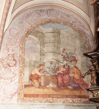 Zdjęcie nr 3: Na wschodniej ścianie prezbiterium odsłonięto rysunek węglem drzewnym na pobiale wapiennej z przedstawieniem Grupy Ukrzyżowania (180 x 180 cm), z przełomu XIV i XV wieku. Freski w prezbiterium datowane są na około 1420 rok. Północną ścianę prezbiterium zdobi u dołu Veraicon (wys. 50 cm), a u góry rozbudowane Ukrzyżowanie (290 x 260 cm) z Arma Christi i innymi scenami Męki (Modlitwa w Ogrojcu, Pocałunek Judasza, Umywanie rąk, Zaparcie się św. Piotra oraz Vir dolorum i Chusta św. Weroniki. Na ścianie północno-wschodniej, wysoko pod sklepieniem, widnieje Tron Łaski (220 x 170 cm). Na południowej ścianie prezbiterium zachowały się napisy łacińskie minuskułą o treści moralizatorskiej. Na północnej ścianie nawy odsłonięto przedstawienia figuralne w trzech strefach, pochodzące z czasu po 1501 roku. W górnej strefie widnieje (od lewej) Wjazd do Jerozolimy Szymon Cyrenejczyk pomaga nieść krzyż oraz być może Spotkanie Jezusa ze św. Weroniką. W strefie środkowej rozpoznano przedstawienia przykazań Dekalogu opatrzone łacińskimi napisami. Przedstawienia w najniższej strefie zachowały się szczątkowo, ale odczytuje się je jako przedstawienia Siedmiu grzechów głównych. Na ścianie tęczowej zachowały się fragmenty malowideł uważanych za przedstawienie Golgoty. Ponadto odsłonięto również na ścianach prezbiterium zacheuszki datowane na przełom XIV i XV wieku oraz w nawie jeden zacheuszek z 1501 roku, upamiętniający rekoncyliację kościoła.