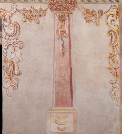 Zdjęcie nr 7: Na wschodniej ścianie prezbiterium odsłonięto rysunek węglem drzewnym na pobiale wapiennej z przedstawieniem Grupy Ukrzyżowania (180 x 180 cm), z przełomu XIV i XV wieku. Freski w prezbiterium datowane są na około 1420 rok. Północną ścianę prezbiterium zdobi u dołu Veraicon (wys. 50 cm), a u góry rozbudowane Ukrzyżowanie (290 x 260 cm) z Arma Christi i innymi scenami Męki (Modlitwa w Ogrojcu, Pocałunek Judasza, Umywanie rąk, Zaparcie się św. Piotra oraz Vir dolorum i Chusta św. Weroniki. Na ścianie północno-wschodniej, wysoko pod sklepieniem, widnieje Tron Łaski (220 x 170 cm). Na południowej ścianie prezbiterium zachowały się napisy łacińskie minuskułą o treści moralizatorskiej. Na północnej ścianie nawy odsłonięto przedstawienia figuralne w trzech strefach, pochodzące z czasu po 1501 roku. W górnej strefie widnieje (od lewej) Wjazd do Jerozolimy Szymon Cyrenejczyk pomaga nieść krzyż oraz być może Spotkanie Jezusa ze św. Weroniką. W strefie środkowej rozpoznano przedstawienia przykazań Dekalogu opatrzone łacińskimi napisami. Przedstawienia w najniższej strefie zachowały się szczątkowo, ale odczytuje się je jako przedstawienia Siedmiu grzechów głównych. Na ścianie tęczowej zachowały się fragmenty malowideł uważanych za przedstawienie Golgoty. Ponadto odsłonięto również na ścianach prezbiterium zacheuszki datowane na przełom XIV i XV wieku oraz w nawie jeden zacheuszek z 1501 roku, upamiętniający rekoncyliację kościoła.