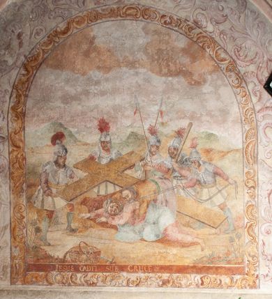 Zdjęcie nr 4: Na wschodniej ścianie prezbiterium odsłonięto rysunek węglem drzewnym na pobiale wapiennej z przedstawieniem Grupy Ukrzyżowania (180 x 180 cm), z przełomu XIV i XV wieku. Freski w prezbiterium datowane są na około 1420 rok. Północną ścianę prezbiterium zdobi u dołu Veraicon (wys. 50 cm), a u góry rozbudowane Ukrzyżowanie (290 x 260 cm) z Arma Christi i innymi scenami Męki (Modlitwa w Ogrojcu, Pocałunek Judasza, Umywanie rąk, Zaparcie się św. Piotra oraz Vir dolorum i Chusta św. Weroniki. Na ścianie północno-wschodniej, wysoko pod sklepieniem, widnieje Tron Łaski (220 x 170 cm). Na południowej ścianie prezbiterium zachowały się napisy łacińskie minuskułą o treści moralizatorskiej. Na północnej ścianie nawy odsłonięto przedstawienia figuralne w trzech strefach, pochodzące z czasu po 1501 roku. W górnej strefie widnieje (od lewej) Wjazd do Jerozolimy Szymon Cyrenejczyk pomaga nieść krzyż oraz być może Spotkanie Jezusa ze św. Weroniką. W strefie środkowej rozpoznano przedstawienia przykazań Dekalogu opatrzone łacińskimi napisami. Przedstawienia w najniższej strefie zachowały się szczątkowo, ale odczytuje się je jako przedstawienia Siedmiu grzechów głównych. Na ścianie tęczowej zachowały się fragmenty malowideł uważanych za przedstawienie Golgoty. Ponadto odsłonięto również na ścianach prezbiterium zacheuszki datowane na przełom XIV i XV wieku oraz w nawie jeden zacheuszek z 1501 roku, upamiętniający rekoncyliację kościoła.