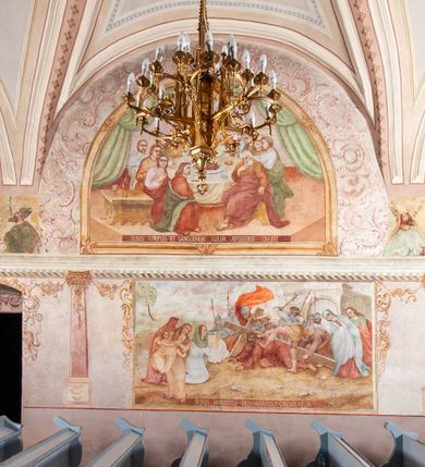Zdjęcie nr 2: Na wschodniej ścianie prezbiterium odsłonięto rysunek węglem drzewnym na pobiale wapiennej z przedstawieniem Grupy Ukrzyżowania (180 x 180 cm), z przełomu XIV i XV wieku. Freski w prezbiterium datowane są na około 1420 rok. Północną ścianę prezbiterium zdobi u dołu Veraicon (wys. 50 cm), a u góry rozbudowane Ukrzyżowanie (290 x 260 cm) z Arma Christi i innymi scenami Męki (Modlitwa w Ogrojcu, Pocałunek Judasza, Umywanie rąk, Zaparcie się św. Piotra oraz Vir dolorum i Chusta św. Weroniki. Na ścianie północno-wschodniej, wysoko pod sklepieniem, widnieje Tron Łaski (220 x 170 cm). Na południowej ścianie prezbiterium zachowały się napisy łacińskie minuskułą o treści moralizatorskiej. Na północnej ścianie nawy odsłonięto przedstawienia figuralne w trzech strefach, pochodzące z czasu po 1501 roku. W górnej strefie widnieje (od lewej) Wjazd do Jerozolimy Szymon Cyrenejczyk pomaga nieść krzyż oraz być może Spotkanie Jezusa ze św. Weroniką. W strefie środkowej rozpoznano przedstawienia przykazań Dekalogu opatrzone łacińskimi napisami. Przedstawienia w najniższej strefie zachowały się szczątkowo, ale odczytuje się je jako przedstawienia Siedmiu grzechów głównych. Na ścianie tęczowej zachowały się fragmenty malowideł uważanych za przedstawienie Golgoty. Ponadto odsłonięto również na ścianach prezbiterium zacheuszki datowane na przełom XIV i XV wieku oraz w nawie jeden zacheuszek z 1501 roku, upamiętniający rekoncyliację kościoła.