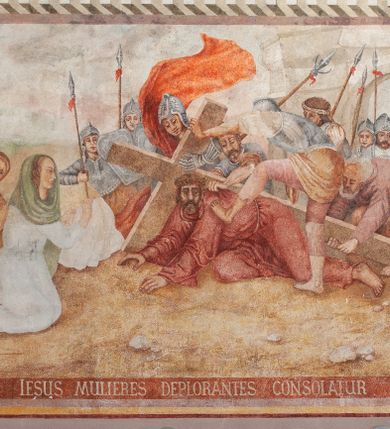 Zdjęcie nr 6: Na wschodniej ścianie prezbiterium odsłonięto rysunek węglem drzewnym na pobiale wapiennej z przedstawieniem Grupy Ukrzyżowania (180 x 180 cm), z przełomu XIV i XV wieku. Freski w prezbiterium datowane są na około 1420 rok. Północną ścianę prezbiterium zdobi u dołu Veraicon (wys. 50 cm), a u góry rozbudowane Ukrzyżowanie (290 x 260 cm) z Arma Christi i innymi scenami Męki (Modlitwa w Ogrojcu, Pocałunek Judasza, Umywanie rąk, Zaparcie się św. Piotra oraz Vir dolorum i Chusta św. Weroniki. Na ścianie północno-wschodniej, wysoko pod sklepieniem, widnieje Tron Łaski (220 x 170 cm). Na południowej ścianie prezbiterium zachowały się napisy łacińskie minuskułą o treści moralizatorskiej. Na północnej ścianie nawy odsłonięto przedstawienia figuralne w trzech strefach, pochodzące z czasu po 1501 roku. W górnej strefie widnieje (od lewej) Wjazd do Jerozolimy Szymon Cyrenejczyk pomaga nieść krzyż oraz być może Spotkanie Jezusa ze św. Weroniką. W strefie środkowej rozpoznano przedstawienia przykazań Dekalogu opatrzone łacińskimi napisami. Przedstawienia w najniższej strefie zachowały się szczątkowo, ale odczytuje się je jako przedstawienia Siedmiu grzechów głównych. Na ścianie tęczowej zachowały się fragmenty malowideł uważanych za przedstawienie Golgoty. Ponadto odsłonięto również na ścianach prezbiterium zacheuszki datowane na przełom XIV i XV wieku oraz w nawie jeden zacheuszek z 1501 roku, upamiętniający rekoncyliację kościoła.