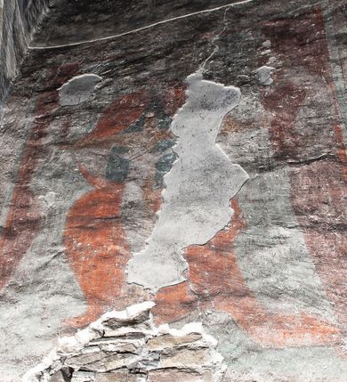 Zdjęcie nr 13: Na wschodniej ścianie prezbiterium odsłonięto rysunek węglem drzewnym na pobiale wapiennej z przedstawieniem Grupy Ukrzyżowania (180 x 180 cm), z przełomu XIV i XV wieku. Freski w prezbiterium datowane są na około 1420 rok. Północną ścianę prezbiterium zdobi u dołu Veraicon (wys. 50 cm), a u góry rozbudowane Ukrzyżowanie (290 x 260 cm) z Arma Christi i innymi scenami Męki (Modlitwa w Ogrojcu, Pocałunek Judasza, Umywanie rąk, Zaparcie się św. Piotra oraz Vir dolorum i Chusta św. Weroniki. Na ścianie północno-wschodniej, wysoko pod sklepieniem, widnieje Tron Łaski (220 x 170 cm). Na południowej ścianie prezbiterium zachowały się napisy łacińskie minuskułą o treści moralizatorskiej. Na północnej ścianie nawy odsłonięto przedstawienia figuralne w trzech strefach, pochodzące z czasu po 1501 roku. W górnej strefie widnieje (od lewej) Wjazd do Jerozolimy Szymon Cyrenejczyk pomaga nieść krzyż oraz być może Spotkanie Jezusa ze św. Weroniką. W strefie środkowej rozpoznano przedstawienia przykazań Dekalogu opatrzone łacińskimi napisami. Przedstawienia w najniższej strefie zachowały się szczątkowo, ale odczytuje się je jako przedstawienia Siedmiu grzechów głównych. Na ścianie tęczowej zachowały się fragmenty malowideł uważanych za przedstawienie Golgoty. Ponadto odsłonięto również na ścianach prezbiterium zacheuszki datowane na przełom XIV i XV wieku oraz w nawie jeden zacheuszek z 1501 roku, upamiętniający rekoncyliację kościoła.