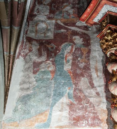 Zdjęcie nr 14: Na wschodniej ścianie prezbiterium odsłonięto rysunek węglem drzewnym na pobiale wapiennej z przedstawieniem Grupy Ukrzyżowania (180 x 180 cm), z przełomu XIV i XV wieku. Freski w prezbiterium datowane są na około 1420 rok. Północną ścianę prezbiterium zdobi u dołu Veraicon (wys. 50 cm), a u góry rozbudowane Ukrzyżowanie (290 x 260 cm) z Arma Christi i innymi scenami Męki (Modlitwa w Ogrojcu, Pocałunek Judasza, Umywanie rąk, Zaparcie się św. Piotra oraz Vir dolorum i Chusta św. Weroniki. Na ścianie północno-wschodniej, wysoko pod sklepieniem, widnieje Tron Łaski (220 x 170 cm). Na południowej ścianie prezbiterium zachowały się napisy łacińskie minuskułą o treści moralizatorskiej. Na północnej ścianie nawy odsłonięto przedstawienia figuralne w trzech strefach, pochodzące z czasu po 1501 roku. W górnej strefie widnieje (od lewej) Wjazd do Jerozolimy Szymon Cyrenejczyk pomaga nieść krzyż oraz być może Spotkanie Jezusa ze św. Weroniką. W strefie środkowej rozpoznano przedstawienia przykazań Dekalogu opatrzone łacińskimi napisami. Przedstawienia w najniższej strefie zachowały się szczątkowo, ale odczytuje się je jako przedstawienia Siedmiu grzechów głównych. Na ścianie tęczowej zachowały się fragmenty malowideł uważanych za przedstawienie Golgoty. Ponadto odsłonięto również na ścianach prezbiterium zacheuszki datowane na przełom XIV i XV wieku oraz w nawie jeden zacheuszek z 1501 roku, upamiętniający rekoncyliację kościoła.