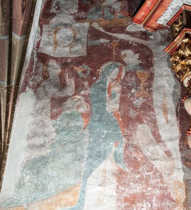 Zdjęcie nr 15: Na wschodniej ścianie prezbiterium odsłonięto rysunek węglem drzewnym na pobiale wapiennej z przedstawieniem Grupy Ukrzyżowania (180 x 180 cm), z przełomu XIV i XV wieku. Freski w prezbiterium datowane są na około 1420 rok. Północną ścianę prezbiterium zdobi u dołu Veraicon (wys. 50 cm), a u góry rozbudowane Ukrzyżowanie (290 x 260 cm) z Arma Christi i innymi scenami Męki (Modlitwa w Ogrojcu, Pocałunek Judasza, Umywanie rąk, Zaparcie się św. Piotra oraz Vir dolorum i Chusta św. Weroniki. Na ścianie północno-wschodniej, wysoko pod sklepieniem, widnieje Tron Łaski (220 x 170 cm). Na południowej ścianie prezbiterium zachowały się napisy łacińskie minuskułą o treści moralizatorskiej. Na północnej ścianie nawy odsłonięto przedstawienia figuralne w trzech strefach, pochodzące z czasu po 1501 roku. W górnej strefie widnieje (od lewej) Wjazd do Jerozolimy Szymon Cyrenejczyk pomaga nieść krzyż oraz być może Spotkanie Jezusa ze św. Weroniką. W strefie środkowej rozpoznano przedstawienia przykazań Dekalogu opatrzone łacińskimi napisami. Przedstawienia w najniższej strefie zachowały się szczątkowo, ale odczytuje się je jako przedstawienia Siedmiu grzechów głównych. Na ścianie tęczowej zachowały się fragmenty malowideł uważanych za przedstawienie Golgoty. Ponadto odsłonięto również na ścianach prezbiterium zacheuszki datowane na przełom XIV i XV wieku oraz w nawie jeden zacheuszek z 1501 roku, upamiętniający rekoncyliację kościoła.