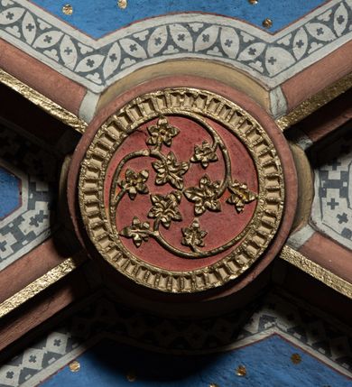 Zdjęcie nr 19: Na wschodniej ścianie prezbiterium odsłonięto rysunek węglem drzewnym na pobiale wapiennej z przedstawieniem Grupy Ukrzyżowania (180 x 180 cm), z przełomu XIV i XV wieku. Freski w prezbiterium datowane są na około 1420 rok. Północną ścianę prezbiterium zdobi u dołu Veraicon (wys. 50 cm), a u góry rozbudowane Ukrzyżowanie (290 x 260 cm) z Arma Christi i innymi scenami Męki (Modlitwa w Ogrojcu, Pocałunek Judasza, Umywanie rąk, Zaparcie się św. Piotra oraz Vir dolorum i Chusta św. Weroniki. Na ścianie północno-wschodniej, wysoko pod sklepieniem, widnieje Tron Łaski (220 x 170 cm). Na południowej ścianie prezbiterium zachowały się napisy łacińskie minuskułą o treści moralizatorskiej. Na północnej ścianie nawy odsłonięto przedstawienia figuralne w trzech strefach, pochodzące z czasu po 1501 roku. W górnej strefie widnieje (od lewej) Wjazd do Jerozolimy Szymon Cyrenejczyk pomaga nieść krzyż oraz być może Spotkanie Jezusa ze św. Weroniką. W strefie środkowej rozpoznano przedstawienia przykazań Dekalogu opatrzone łacińskimi napisami. Przedstawienia w najniższej strefie zachowały się szczątkowo, ale odczytuje się je jako przedstawienia Siedmiu grzechów głównych. Na ścianie tęczowej zachowały się fragmenty malowideł uważanych za przedstawienie Golgoty. Ponadto odsłonięto również na ścianach prezbiterium zacheuszki datowane na przełom XIV i XV wieku oraz w nawie jeden zacheuszek z 1501 roku, upamiętniający rekoncyliację kościoła.