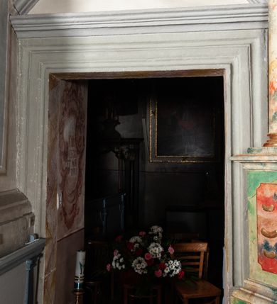 Zdjęcie nr 22: Na wschodniej ścianie prezbiterium odsłonięto rysunek węglem drzewnym na pobiale wapiennej z przedstawieniem Grupy Ukrzyżowania (180 x 180 cm), z przełomu XIV i XV wieku. Freski w prezbiterium datowane są na około 1420 rok. Północną ścianę prezbiterium zdobi u dołu Veraicon (wys. 50 cm), a u góry rozbudowane Ukrzyżowanie (290 x 260 cm) z Arma Christi i innymi scenami Męki (Modlitwa w Ogrojcu, Pocałunek Judasza, Umywanie rąk, Zaparcie się św. Piotra oraz Vir dolorum i Chusta św. Weroniki. Na ścianie północno-wschodniej, wysoko pod sklepieniem, widnieje Tron Łaski (220 x 170 cm). Na południowej ścianie prezbiterium zachowały się napisy łacińskie minuskułą o treści moralizatorskiej. Na północnej ścianie nawy odsłonięto przedstawienia figuralne w trzech strefach, pochodzące z czasu po 1501 roku. W górnej strefie widnieje (od lewej) Wjazd do Jerozolimy Szymon Cyrenejczyk pomaga nieść krzyż oraz być może Spotkanie Jezusa ze św. Weroniką. W strefie środkowej rozpoznano przedstawienia przykazań Dekalogu opatrzone łacińskimi napisami. Przedstawienia w najniższej strefie zachowały się szczątkowo, ale odczytuje się je jako przedstawienia Siedmiu grzechów głównych. Na ścianie tęczowej zachowały się fragmenty malowideł uważanych za przedstawienie Golgoty. Ponadto odsłonięto również na ścianach prezbiterium zacheuszki datowane na przełom XIV i XV wieku oraz w nawie jeden zacheuszek z 1501 roku, upamiętniający rekoncyliację kościoła.