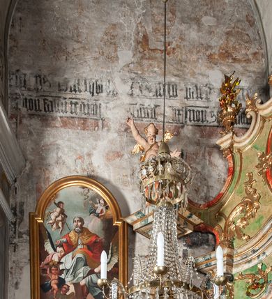 Zdjęcie nr 23: Na wschodniej ścianie prezbiterium odsłonięto rysunek węglem drzewnym na pobiale wapiennej z przedstawieniem Grupy Ukrzyżowania (180 x 180 cm), z przełomu XIV i XV wieku. Freski w prezbiterium datowane są na około 1420 rok. Północną ścianę prezbiterium zdobi u dołu Veraicon (wys. 50 cm), a u góry rozbudowane Ukrzyżowanie (290 x 260 cm) z Arma Christi i innymi scenami Męki (Modlitwa w Ogrojcu, Pocałunek Judasza, Umywanie rąk, Zaparcie się św. Piotra oraz Vir dolorum i Chusta św. Weroniki. Na ścianie północno-wschodniej, wysoko pod sklepieniem, widnieje Tron Łaski (220 x 170 cm). Na południowej ścianie prezbiterium zachowały się napisy łacińskie minuskułą o treści moralizatorskiej. Na północnej ścianie nawy odsłonięto przedstawienia figuralne w trzech strefach, pochodzące z czasu po 1501 roku. W górnej strefie widnieje (od lewej) Wjazd do Jerozolimy Szymon Cyrenejczyk pomaga nieść krzyż oraz być może Spotkanie Jezusa ze św. Weroniką. W strefie środkowej rozpoznano przedstawienia przykazań Dekalogu opatrzone łacińskimi napisami. Przedstawienia w najniższej strefie zachowały się szczątkowo, ale odczytuje się je jako przedstawienia Siedmiu grzechów głównych. Na ścianie tęczowej zachowały się fragmenty malowideł uważanych za przedstawienie Golgoty. Ponadto odsłonięto również na ścianach prezbiterium zacheuszki datowane na przełom XIV i XV wieku oraz w nawie jeden zacheuszek z 1501 roku, upamiętniający rekoncyliację kościoła.