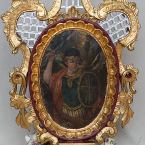 Zdjęcie nr 1: Feretron dwustronny ustawiony na prostopadłościennej podstawie zaopatrzonej w otwory na drążki do noszenia. Podstawa zwężająca się ku górze w formę niskiego cokołu, po bokach dekorowanego szeroką, karbowaną wstęgą. Na cokole osadzona jest owalna rama, dekorowana rocaille’owym fartuchem, w której umieszczony jest wizerunek św. Michała Archanioła, a na odwrociu św. Józefa Kalasantego. Zwieńczenie w formie esowato wygiętej i delikatnie karbowanej wstęgi, zakończonej po bokach dwoma spływami kwiatowymi. Od zewnątrz wstęga ozdobiona jest rocaille’m, a od wewnątrz połączona ze strukturą feretronu srebrzoną kratką. Na awersie obraz św. Michała Archanioła, ukazanego w dynamicznej pozie, strącającego szatana do piekła. Archanioł przedstawiony w postawie stojącej w półpostaci z podniesioną prawą ręką do góry, w której trzyma płomienisty miecz skierowany ostrzem ku górze, a w lewej owalną tarczę ozdobioną znakiem krzyża. Twarz trójkątna, z długim i prostym nosem, wzrokiem skierowanym w dół. Włosy średniej długości, jasne, rozwiane po bokach. Archanioł ubrany jest w zbroję legionisty rzymskiego: ma niebieską tunikę obszytą złotą lamówką na brzegu, hełm i czerwony płaszcz na prawym ramieniu; natomiast na plecach ma złote skrzydła. Na dole kompozycji ukazany jest szatan w pozycji leżącej z głową z prawej strony obrazu, lewą rękę wznoszący ku górze. Twarz podłużna z rogami na czole, karnacja ciemna. Ubrany jest w białą szatę, odsłaniającą nagi tors. Tło obrazu jest jednolite, ciemne, rozjaśnione w górnej części. Wokół głowy św. Michała znajduje się okrągły i złoty nimb. Po drugiej stronie feretronu umieszczony jest obraz św. Józefa Kalasantego. Święty ukazany jest delikatnie z prawej strony kompozycji, zwrócony w prawo w stronę gromadki dzieci. Święty na lewym ramieniu trzyma kilkuletnie dziecko, a prawą głaszcze po głowie nadbiegającego ku niemu chłopca w niebieskiej koszuli i żółtych spodniach. Święty Józef ubrany jest w czarny habit zakonu pijarów. Ma podłużne rysy twarzy z widoczną łysiną i siwymi włosami. Obraz malowany jest w zielono-żółtej tonacji. Tło jasnozielone, rozświetlone w górnej części. Podstawa feretronu malowana farbą olejną w kolorze jasnobrązowym, rama bordowa, detale i ornamentyka złocone i srebrzone. 


