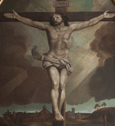 Zdjęcie nr 1: Obraz w kształcie stojącego prostokąta zamknięty łukiem wklęsło-wypukłym z uskokami przedstawiający ukrzyżowanego Chrystusa. W centrum kompozycji ukazany Jezus na tle odległego pejzażu z Jerozolimą. Ciało przybite do krzyża trzema gwoździami, głowa delikatnie uniesiona. Twarz podłużna z długim i prostym nosem, dużymi oczami, okolona krótką brodą, usta rozchylone. Włosy długie, ciemnobrązowe, opadające na plecy. Na głowie korona cierniowa. Chrystus ma założone wokół bioder białe perizonium, silnie drapowane z jednym końcem rozwianym z prawej strony. Krzyż prosty, jasnobrązowy, nad głową Zbawiciela wisi tabliczka z napisem „INRI”. Kolorystyka obrazu ciemna, stonowana.  Rama drewniana, profilowana, polichromowana na czarno i złocona na wewnętrznych oraz zewnętrznych profilach. 