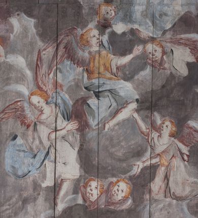 Zdjęcie nr 12: Polichromia umieszczona na stropie nawy głównej. W polu środkowym scena Wniebowzięcia Najświętszej Marii Panny umieszczona w kwadratowej ramie o bokach zamkniętych łukami nadwieszonymi. Rama profilowana, zdobiona rzędem pojedynczych liści. Matka Boska unosząca się na obłokach z szeroko rozłożonymi na boki rękami, prawą wzniesioną do góry. Twarz owalna z długim nosem, silnie zaciśniętymi ustami i dużymi oczami, skierowanymi ku górze. Włosy jasne, kręcone, schowane pod żółtym welonem, którego jeden koniec rozwiany jest wzdłuż prawej ręki. Matka Boska ubrana jest w szeroką, różową suknię, przewiązaną w talii pomarańczową tasiemką oraz błękitny płaszcz, założony za lewe ramię i rozwiany z tyłu. Nad głową Matki Boskiej aniołki unoszą insygnia królewskie: koronę, berło, a także gałązkę białej lilii. Poniżej grupy aniołów podtrzymujące obłoki. Dokoła ramy bujne sploty różnokolorowego akantu przeplecionego karbowaną wstęgą, owijające również ramę ze sceną Wniebowzięcia. W dolnej części ukazane są ponadto dwa anioły podtrzymujące białą wstęgę z napisem: „ASSVMPTA EST MARIA IN COELVM, GAV, / DENT ANGELI, LAVDANTES BENEDICVNT / DOMINVM.” Z kolei z drugiej strony stropu umieszczony jest owalny medalion, obwiedziony liśćmi wawrzynu, w polu którego umieszczone jest czerwone godło zakonu Bożogrobowców oraz małe uskrzydlone główki aniołków. Powyżej na białej wstędze umieszczony jest napis: „SVB HOC SIGNO.”, a poniżej: „RESTAVRATVM A(NN)O (DOMINI) 1714 / Die 14 Aug(st)”. Całość stropu obwiedziona jest dookoła pasem przeważnie prostokątnych kasetonów, wypełnionych różnokolorowymi liśćmi akantu, a także od zewnątrz szerokim pasem dekoracyjnym z brązowych liści wawrzynu. Pasy na bokach wyłamane półkolistymi wypustkami, w których umieszczone są duże muszle palmetowe. Kolorystyka stonowana, jasna z przewagą błękitu i czerwieni.