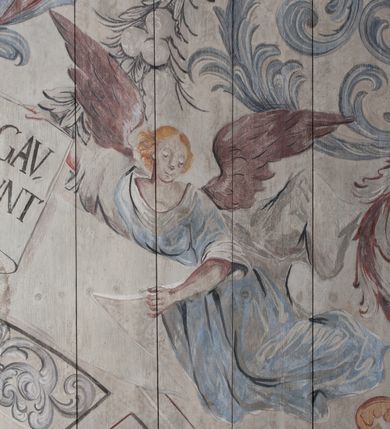 Zdjęcie nr 4: Polichromia umieszczona na stropie nawy głównej. W polu środkowym scena Wniebowzięcia Najświętszej Marii Panny umieszczona w kwadratowej ramie o bokach zamkniętych łukami nadwieszonymi. Rama profilowana, zdobiona rzędem pojedynczych liści. Matka Boska unosząca się na obłokach z szeroko rozłożonymi na boki rękami, prawą wzniesioną do góry. Twarz owalna z długim nosem, silnie zaciśniętymi ustami i dużymi oczami, skierowanymi ku górze. Włosy jasne, kręcone, schowane pod żółtym welonem, którego jeden koniec rozwiany jest wzdłuż prawej ręki. Matka Boska ubrana jest w szeroką, różową suknię, przewiązaną w talii pomarańczową tasiemką oraz błękitny płaszcz, założony za lewe ramię i rozwiany z tyłu. Nad głową Matki Boskiej aniołki unoszą insygnia królewskie: koronę, berło, a także gałązkę białej lilii. Poniżej grupy aniołów podtrzymujące obłoki. Dokoła ramy bujne sploty różnokolorowego akantu przeplecionego karbowaną wstęgą, owijające również ramę ze sceną Wniebowzięcia. W dolnej części ukazane są ponadto dwa anioły podtrzymujące białą wstęgę z napisem: „ASSVMPTA EST MARIA IN COELVM, GAV, / DENT ANGELI, LAVDANTES BENEDICVNT / DOMINVM.” Z kolei z drugiej strony stropu umieszczony jest owalny medalion, obwiedziony liśćmi wawrzynu, w polu którego umieszczone jest czerwone godło zakonu Bożogrobowców oraz małe uskrzydlone główki aniołków. Powyżej na białej wstędze umieszczony jest napis: „SVB HOC SIGNO.”, a poniżej: „RESTAVRATVM A(NN)O (DOMINI) 1714 / Die 14 Aug(st)”. Całość stropu obwiedziona jest dookoła pasem przeważnie prostokątnych kasetonów, wypełnionych różnokolorowymi liśćmi akantu, a także od zewnątrz szerokim pasem dekoracyjnym z brązowych liści wawrzynu. Pasy na bokach wyłamane półkolistymi wypustkami, w których umieszczone są duże muszle palmetowe. Kolorystyka stonowana, jasna z przewagą błękitu i czerwieni.