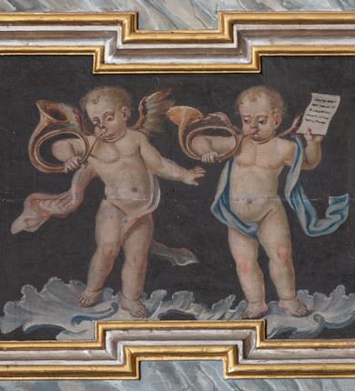 Zdjęcie nr 1: Balustrada chóru muzycznego o wklęsło-wypukłym zarysie, wybrzuszona w środkowej części, z cokołem i podwieszonym lambrekinem. Pola balustrady wydzielone pilastrami, o trzonach mających formę spływów wolutowych, dźwigającymi pełne, przełamane ponad nimi belkowanie, na którym, na osiach podpór, znajdują się kule. Cokół dekorowany rocaille'em i rozetami, a trzony pilastrów kampanulami. W polach znajdują się płyciny z malowanymi scenami. Scena środkowa przedstawia św. Cecylię grającą na organach we wnętrzu z oknem, ujętym filarami. Nad płyciną w partii fryzu belkowania i pod belkowaniem malowane banderole z napisami „Artes cum mundo cunctae pereunte peribunt,” i „In Coelum remeans musica sola manet.”, pod płyciną data „1771”. W czterech pionowych płycinach flankujących pole środkowe znajduje się płaskorzeźbiony rocaille. W pozostałych czterech poziomych płycinach malowane przedstawienia par muzykujących puttów stojących na rocaille'u. Polichromia balustrady imitująca marmur w kolorze szaro-niebieskim z marmoryzowanymi na czerwono profilami, ornamentyka i ramy płycin złocone i srebrzone.