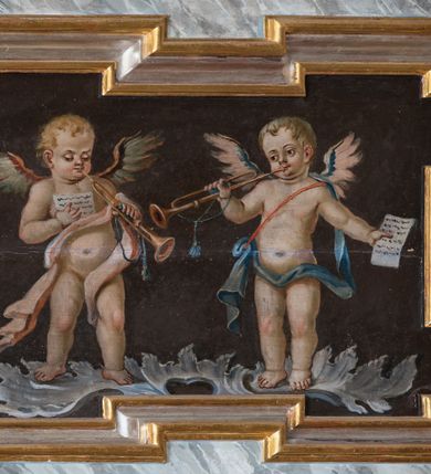 Zdjęcie nr 2: Balustrada chóru muzycznego o wklęsło-wypukłym zarysie, wybrzuszona w środkowej części, z cokołem i podwieszonym lambrekinem. Pola balustrady wydzielone pilastrami, o trzonach mających formę spływów wolutowych, dźwigającymi pełne, przełamane ponad nimi belkowanie, na którym, na osiach podpór, znajdują się kule. Cokół dekorowany rocaille&#039;em i rozetami, a trzony pilastrów kampanulami. W polach znajdują się płyciny z malowanymi scenami. Scena środkowa przedstawia św. Cecylię grającą na organach we wnętrzu z oknem, ujętym filarami. Nad płyciną w partii fryzu belkowania i pod belkowaniem malowane banderole z napisami „Artes cum mundo cunctae pereunte peribunt,” i „In Coelum remeans musica sola manet.”, pod płyciną data „1771”. W czterech pionowych płycinach flankujących pole środkowe znajduje się płaskorzeźbiony rocaille. W pozostałych czterech poziomych płycinach malowane przedstawienia par muzykujących puttów stojących na rocaille&#039;u. Polichromia balustrady imitująca marmur w kolorze szaro-niebieskim z marmoryzowanymi na czerwono profilami, ornamentyka i ramy płycin złocone i srebrzone.