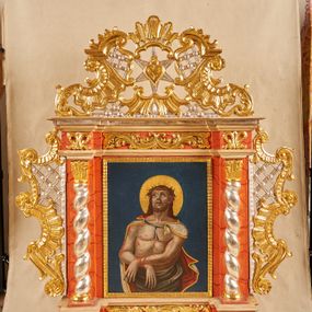 Zdjęcie nr 1: Feretron architektoniczny, ustawiony na cokole z wyodrębnionymi prostopadłościanami, w których znajdują się otwory na drążki, ujęty profilowanym gzymsem, w partii środkowej z dwóch stron dekorowany akantem. Rama w formie stojącego prostokąta, flankowana pilastrami oraz półkolumnami o skręconych trzonach, dźwigającymi belkowanie wyłamane na ich osi. Fryz zdobiony akantem. Feretron ujęty ażurowymi uszami utworzonymi z rocaille'u i kratki; zwieńczony szczytem złożonym z rocaille'u, wypełnionego ażurową kratką, z motywem sześcioramiennej gwiazdy w centrum na awersie oraz gorejącego serca na rewersie. Pole obrazowe w formie stojącego prostokąta. 
Na awersie przedstawienie Marki Boskiej z Dzieciątkiem. Maria ukazana w półpostaci, frontalnie, lewą ręką przytrzymuje Dzieciątko, w prawej, ugiętej trzyma trzy strzały. Twarz ma owalną, o regularnych rysach i ciemnej karnacji, małych oczach, krótkim nosie i niewielkich ustach. Ubrana jest w różową suknię, ze złoconą lamówką oraz jasnoniebieski, wzorzysty płaszcz, z czerwoną podszewką i złoconą lamówką, narzucony na głowę i ramiona. Na głowie ma koronę zamkniętą, wokół niej nimb i glorię. Dzieciątko ukazane w pozycji siedzącej, zwrócone w trzech czwartych w lewo, prawą rękę unosi w geście błogosławieństwa, lewą przytrzymuje na kolanach księgę. Twarz ma okrągłą, o ciemnej karnacji, małych oczach, krótkim nosie i pełnych ustach, okoloną krótkimi, ciemnobrązowymi włosami. Na głowie ma koronę zamkniętą, wokół niej nimb i glorię. Ubrane jest w czerwoną tunikę, ze złoconymi lamówkami. Postacie ukazane na jednolitym, niebieskim tle. 
Na rewersie przedstawienie Chrystusa w typie Ecce Homo, ukazanego do bioder, zwróconego w trzech czwartych w lewo, z uniesioną głową oraz ugiętymi i skrzyżowanymi z przodu rękami, przewiązanymi w nadgarstkach powrozem. Chrystus ma szczupłą, kwadratową twarz, o dużych oczach skierowanych w górę, krótkim nosie i pełnych, otwartych ustach z widocznymi zębami; okoloną krótką, jasną brodą oraz brązowymi włosami opadającymi na ramiona. Na głowie ma koronę cierniową, wokół niej złocony nimb. Przez biodra ma przewiązane obficie drapowane, białe perizonium, na ramiona ma narzucony srebrzysty płaszcz, z czerwoną podszewką i złoconą lamówką, zawiązany pod szyją niebieską wstęgą. Tors nagi, o lekko zarysowanej muskulaturze, bladej karnacji, z  zaznaczonymi, licznymi śladami męki. Chrystus ukazany na jednolitym, niebieskim tle. 