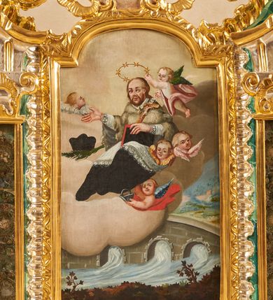 Zdjęcie nr 3: Podstawa na planie wydłużonego prostokąta, obwiedziona gzymsem, wyłamana w narożach, z otworami na drążki, dekorowana rozetami. Na niej zamocowana rama w formie zbliżonej do stojącego prostokąta, flankowana pilastrami ustawionymi na rocaille'owych konsolach, o trzonach w formie przeszklonych gablot na relikwie na awersie oraz z rocaille'm na rewersie oraz o rocaille'owych kapitelach, dźwigających stylizowane imposty zakończone wolutami. Po bokach pilastrów rocaille z kwiatami. Rama zwieńczona szczytem utworzonym z rokokowego kartusza i anthemionu, ujętego rocaille'm na awersie i rokokowego kartusza z nieczytelnym napisem „HR[...] / MI[...]” oraz niewielką półpostacią Boga Ojca na rewersie. U dołu, po obu stronach dekorowana rokokowym kartuszem flankowanym zwisami kwiatowymi. Pole obrazowe w formie stojącego prostokąta zamkniętego łukiem odcinkowym nadwieszonym, ujęte ramą dekorowaną motywem roślinnym. Na awersie obraz przedstawiający apoteozę św. Jana Nepomucena. W centrum postać świętego unoszącego się na obłokach, w pozycji siedzącej, zwróconego w trzech czwartych w lewo. Prawą rękę wyciąga przed siebie, lewą przytrzymuje na kolanach księgę i krucyfiks na ramieniu. Twarz ma owalną, o wysokim czole, dużych oczach skierowanych w górę, małym nosie i ustach, okoloną krótkimi, brązowymi włosami i brodą. Ubrany jest w czarną sutannę, białą komże lamowaną koronką oraz szarą almucję. Przed świętym na obłokach leży liść palmy i czarny biret, obok niego unosi się putto trzymając mu nad głową gwieździstą aureolę, pod nim putto trzyma kłódkę, a wokół niego unoszą się trzy uskrzydlone główki anielskie. Święty ukazany na tle obłoków. W dolnej części obrazu przedstawiony jest most Karola w Pradze na rzece Wełtawie, pośród pejzażu. Na rewersie płaskorzeźbione przedstawienie Chrystusa stojącego na globie dekorowanym kwiatami, ukazanego frontalnie, ze złożonymi z przodu dłońmi. Twarz ma pociągłą, o wysokim czole, dużych, migdałowatych oczach, dużym nosie i ustach, okoloną kręconymi włosami i brodą. Ubrany w srebrzoną tunikę oraz złocony płaszcz przewiązany przez prawe ramię i opadający po bokach postaci. Chrystusa w dolnej części przedstawienia flankują dwie rozety. Postać ukazana na laserowanym i cieniowanym, czerwonym tle. 





