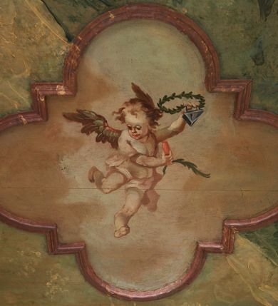 Zdjęcie nr 9: Konfesjonał na rzucie prostokąta zamkniętego od przodu łukiem segmentowym nadwieszonym, ustawiony na profilowanym cokole. Wybrzuszone przedpiersie ujęte lizenami z płycinami, zamknięte profilowanym gzymsem, u góry głównego pola przedpiersia namalowana banderola z napisem „NON MULTUM AB IMPECCABILI DISCEDIT, QVI PECCATUM UT DECET FATETUR. Aristoteles.”. Zaplecek z płyciną w polu w formie stojącego prostokąta zamkniętego łukiem półkolistym nadwieszonym, o wklęsłym dolnym odcinku. W polu malowana scena spowiedzi królowej u św. Jana Nepomucena. W lewej części sceny święty ukazany w pozycji siedzącej, na fotelu, prawą ręką wspiera się na podłokietniku, lewą podpiera głowę. Ubrany jest w sutannę, komżę, na ramionach ma stułę, a na głowie biret. W prawej części sceny ukazana jest klęcząca królowa, z lewą ręką złożoną na piersi, prawą wyciągniętą do góry. Ubrana jest w długą suknię, dołem czerwoną, w górnej części niebieską, przepasaną w talii, jasnobrązowy płaszcz, na głowie ma koronę otwartą. Scena ukazana jest we wnętrzu, w górnej części, po lewej, podwieszona zielona kurtyna. W dolnym podłuczu płyciny napis: „Solve Vincula Colli tui Captiva Filia / Sion. Ecclesia St 52”. 
Zaplecek ujęty ściankami bocznymi, w dolnej połowie szerokimi, zamkniętymi profilowanym gzymsem stanowiącym kontynuację gzymsu wieńczącego przedpiersie, z prostokątnymi drzwiczkami na zawiasach z lewej strony. W górnej połowie ścianki są węższe, o fantazyjnym wykroju, zakończone wolutą, z prostokątnymi prześwitami wypełnionymi kratką. Całość zwieńczona jest baldachimem na tym samym rzucie co korpus, ujętym z trzech stron belkowaniem. W partii frontowej fryzu malowana banderola z napisem: „PECCAVIMUS, INIQVITATEM FECIMUS, IMPIE EGIMUS. Danielis 9.”. Na podniebieniu baldachimu płycina w kształcie kwadratu wpisanego w czteroliść. W polu malowane przedstawienie aniołka w locie, który w prawej ręce trzyma język oraz liść palmy, w lewej zaś wieniec laurowy i kłódkę. Struktura konfesjonału polichromowana w sposób imitujący marmur w kolorze zielono-niebieskim, cokół, gzymsy i profile polichromowana w sposób imitujący marmur w kolorze jasnoczerwonym. 
