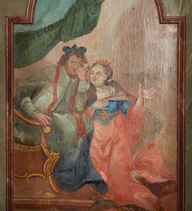 Zdjęcie nr 5: Konfesjonał na rzucie prostokąta zamkniętego od przodu łukiem segmentowym nadwieszonym, ustawiony na profilowanym cokole. Wybrzuszone przedpiersie ujęte lizenami z płycinami, zamknięte profilowanym gzymsem, u góry głównego pola przedpiersia namalowana banderola z napisem „NON MULTUM AB IMPECCABILI DISCEDIT, QVI PECCATUM UT DECET FATETUR. Aristoteles.”. Zaplecek z płyciną w polu w formie stojącego prostokąta zamkniętego łukiem półkolistym nadwieszonym, o wklęsłym dolnym odcinku. W polu malowana scena spowiedzi królowej u św. Jana Nepomucena. W lewej części sceny święty ukazany w pozycji siedzącej, na fotelu, prawą ręką wspiera się na podłokietniku, lewą podpiera głowę. Ubrany jest w sutannę, komżę, na ramionach ma stułę, a na głowie biret. W prawej części sceny ukazana jest klęcząca królowa, z lewą ręką złożoną na piersi, prawą wyciągniętą do góry. Ubrana jest w długą suknię, dołem czerwoną, w górnej części niebieską, przepasaną w talii, jasnobrązowy płaszcz, na głowie ma koronę otwartą. Scena ukazana jest we wnętrzu, w górnej części, po lewej, podwieszona zielona kurtyna. W dolnym podłuczu płyciny napis: „Solve Vincula Colli tui Captiva Filia / Sion. Ecclesia St 52”. 
Zaplecek ujęty ściankami bocznymi, w dolnej połowie szerokimi, zamkniętymi profilowanym gzymsem stanowiącym kontynuację gzymsu wieńczącego przedpiersie, z prostokątnymi drzwiczkami na zawiasach z lewej strony. W górnej połowie ścianki są węższe, o fantazyjnym wykroju, zakończone wolutą, z prostokątnymi prześwitami wypełnionymi kratką. Całość zwieńczona jest baldachimem na tym samym rzucie co korpus, ujętym z trzech stron belkowaniem. W partii frontowej fryzu malowana banderola z napisem: „PECCAVIMUS, INIQVITATEM FECIMUS, IMPIE EGIMUS. Danielis 9.”. Na podniebieniu baldachimu płycina w kształcie kwadratu wpisanego w czteroliść. W polu malowane przedstawienie aniołka w locie, który w prawej ręce trzyma język oraz liść palmy, w lewej zaś wieniec laurowy i kłódkę. Struktura konfesjonału polichromowana w sposób imitujący marmur w kolorze zielono-niebieskim, cokół, gzymsy i profile polichromowana w sposób imitujący marmur w kolorze jasnoczerwonym. 
