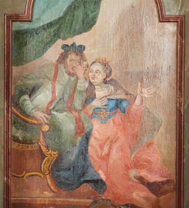 Zdjęcie nr 6: Konfesjonał na rzucie prostokąta zamkniętego od przodu łukiem segmentowym nadwieszonym, ustawiony na profilowanym cokole. Wybrzuszone przedpiersie ujęte lizenami z płycinami, zamknięte profilowanym gzymsem, u góry głównego pola przedpiersia namalowana banderola z napisem „NON MULTUM AB IMPECCABILI DISCEDIT, QVI PECCATUM UT DECET FATETUR. Aristoteles.”. Zaplecek z płyciną w polu w formie stojącego prostokąta zamkniętego łukiem półkolistym nadwieszonym, o wklęsłym dolnym odcinku. W polu malowana scena spowiedzi królowej u św. Jana Nepomucena. W lewej części sceny święty ukazany w pozycji siedzącej, na fotelu, prawą ręką wspiera się na podłokietniku, lewą podpiera głowę. Ubrany jest w sutannę, komżę, na ramionach ma stułę, a na głowie biret. W prawej części sceny ukazana jest klęcząca królowa, z lewą ręką złożoną na piersi, prawą wyciągniętą do góry. Ubrana jest w długą suknię, dołem czerwoną, w górnej części niebieską, przepasaną w talii, jasnobrązowy płaszcz, na głowie ma koronę otwartą. Scena ukazana jest we wnętrzu, w górnej części, po lewej, podwieszona zielona kurtyna. W dolnym podłuczu płyciny napis: „Solve Vincula Colli tui Captiva Filia / Sion. Ecclesia St 52”. 
Zaplecek ujęty ściankami bocznymi, w dolnej połowie szerokimi, zamkniętymi profilowanym gzymsem stanowiącym kontynuację gzymsu wieńczącego przedpiersie, z prostokątnymi drzwiczkami na zawiasach z lewej strony. W górnej połowie ścianki są węższe, o fantazyjnym wykroju, zakończone wolutą, z prostokątnymi prześwitami wypełnionymi kratką. Całość zwieńczona jest baldachimem na tym samym rzucie co korpus, ujętym z trzech stron belkowaniem. W partii frontowej fryzu malowana banderola z napisem: „PECCAVIMUS, INIQVITATEM FECIMUS, IMPIE EGIMUS. Danielis 9.”. Na podniebieniu baldachimu płycina w kształcie kwadratu wpisanego w czteroliść. W polu malowane przedstawienie aniołka w locie, który w prawej ręce trzyma język oraz liść palmy, w lewej zaś wieniec laurowy i kłódkę. Struktura konfesjonału polichromowana w sposób imitujący marmur w kolorze zielono-niebieskim, cokół, gzymsy i profile polichromowana w sposób imitujący marmur w kolorze jasnoczerwonym. 
