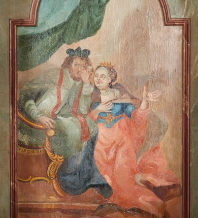 Zdjęcie nr 7: Konfesjonał na rzucie prostokąta zamkniętego od przodu łukiem segmentowym nadwieszonym, ustawiony na profilowanym cokole. Wybrzuszone przedpiersie ujęte lizenami z płycinami, zamknięte profilowanym gzymsem, u góry głównego pola przedpiersia namalowana banderola z napisem „NON MULTUM AB IMPECCABILI DISCEDIT, QVI PECCATUM UT DECET FATETUR. Aristoteles.”. Zaplecek z płyciną w polu w formie stojącego prostokąta zamkniętego łukiem półkolistym nadwieszonym, o wklęsłym dolnym odcinku. W polu malowana scena spowiedzi królowej u św. Jana Nepomucena. W lewej części sceny święty ukazany w pozycji siedzącej, na fotelu, prawą ręką wspiera się na podłokietniku, lewą podpiera głowę. Ubrany jest w sutannę, komżę, na ramionach ma stułę, a na głowie biret. W prawej części sceny ukazana jest klęcząca królowa, z lewą ręką złożoną na piersi, prawą wyciągniętą do góry. Ubrana jest w długą suknię, dołem czerwoną, w górnej części niebieską, przepasaną w talii, jasnobrązowy płaszcz, na głowie ma koronę otwartą. Scena ukazana jest we wnętrzu, w górnej części, po lewej, podwieszona zielona kurtyna. W dolnym podłuczu płyciny napis: „Solve Vincula Colli tui Captiva Filia / Sion. Ecclesia St 52”. 
Zaplecek ujęty ściankami bocznymi, w dolnej połowie szerokimi, zamkniętymi profilowanym gzymsem stanowiącym kontynuację gzymsu wieńczącego przedpiersie, z prostokątnymi drzwiczkami na zawiasach z lewej strony. W górnej połowie ścianki są węższe, o fantazyjnym wykroju, zakończone wolutą, z prostokątnymi prześwitami wypełnionymi kratką. Całość zwieńczona jest baldachimem na tym samym rzucie co korpus, ujętym z trzech stron belkowaniem. W partii frontowej fryzu malowana banderola z napisem: „PECCAVIMUS, INIQVITATEM FECIMUS, IMPIE EGIMUS. Danielis 9.”. Na podniebieniu baldachimu płycina w kształcie kwadratu wpisanego w czteroliść. W polu malowane przedstawienie aniołka w locie, który w prawej ręce trzyma język oraz liść palmy, w lewej zaś wieniec laurowy i kłódkę. Struktura konfesjonału polichromowana w sposób imitujący marmur w kolorze zielono-niebieskim, cokół, gzymsy i profile polichromowana w sposób imitujący marmur w kolorze jasnoczerwonym. 
