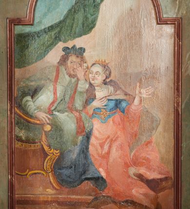 Zdjęcie nr 8: Konfesjonał na rzucie prostokąta zamkniętego od przodu łukiem segmentowym nadwieszonym, ustawiony na profilowanym cokole. Wybrzuszone przedpiersie ujęte lizenami z płycinami, zamknięte profilowanym gzymsem, u góry głównego pola przedpiersia namalowana banderola z napisem „NON MULTUM AB IMPECCABILI DISCEDIT, QVI PECCATUM UT DECET FATETUR. Aristoteles.”. Zaplecek z płyciną w polu w formie stojącego prostokąta zamkniętego łukiem półkolistym nadwieszonym, o wklęsłym dolnym odcinku. W polu malowana scena spowiedzi królowej u św. Jana Nepomucena. W lewej części sceny święty ukazany w pozycji siedzącej, na fotelu, prawą ręką wspiera się na podłokietniku, lewą podpiera głowę. Ubrany jest w sutannę, komżę, na ramionach ma stułę, a na głowie biret. W prawej części sceny ukazana jest klęcząca królowa, z lewą ręką złożoną na piersi, prawą wyciągniętą do góry. Ubrana jest w długą suknię, dołem czerwoną, w górnej części niebieską, przepasaną w talii, jasnobrązowy płaszcz, na głowie ma koronę otwartą. Scena ukazana jest we wnętrzu, w górnej części, po lewej, podwieszona zielona kurtyna. W dolnym podłuczu płyciny napis: „Solve Vincula Colli tui Captiva Filia / Sion. Ecclesia St 52”. 
Zaplecek ujęty ściankami bocznymi, w dolnej połowie szerokimi, zamkniętymi profilowanym gzymsem stanowiącym kontynuację gzymsu wieńczącego przedpiersie, z prostokątnymi drzwiczkami na zawiasach z lewej strony. W górnej połowie ścianki są węższe, o fantazyjnym wykroju, zakończone wolutą, z prostokątnymi prześwitami wypełnionymi kratką. Całość zwieńczona jest baldachimem na tym samym rzucie co korpus, ujętym z trzech stron belkowaniem. W partii frontowej fryzu malowana banderola z napisem: „PECCAVIMUS, INIQVITATEM FECIMUS, IMPIE EGIMUS. Danielis 9.”. Na podniebieniu baldachimu płycina w kształcie kwadratu wpisanego w czteroliść. W polu malowane przedstawienie aniołka w locie, który w prawej ręce trzyma język oraz liść palmy, w lewej zaś wieniec laurowy i kłódkę. Struktura konfesjonału polichromowana w sposób imitujący marmur w kolorze zielono-niebieskim, cokół, gzymsy i profile polichromowana w sposób imitujący marmur w kolorze jasnoczerwonym. 
