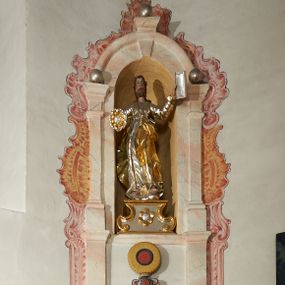 Zdjęcie nr 1: W narożach ośmiobocznej kaplicy Matki Boskiej Karmelitańskiej znajduje się osiem nisz z siedziskami, ujętych parami pilastrów podtrzymujących archiwoltę z kluczem, pod ich łukami podwieszone figury proroków, na kluczu i głowicach pilastrów ustawione wazony ze słonecznikami. Nad nimi, na wysokim cokole mniejsze, analogiczne nisze z figurami świętych stojącymi na cokołach. Architektoniczna konstrukcja ujęta malowanym rocaille&#039;m. 
Figury proroków podwieszone w dolnych niszach mają ugięte nogi i rozłożone na boki ręce, w których trzymają banderole. Przedstawieni są jako starcy z długimi brodami lub jako dojrzali mężczyźni z krótkimi. Figury Dawida i Salomona ukazane są w strojach królewskich, z koronami na głowach. Rzeźba Balaama przedstawiona jest w tunice i płaszczu, z głową oślicy przy nodze. Melchizedek jest w stroju kapłańskim, z albą, komżą i stułą. Elizeusz ubrany jest w tunikę i płaszcz, na głowie ma turban, a przy nodze głowę wołu. Pozostałe figury pozbawione atrybutów, ukazane są w tunikach i płaszczach lub szatach spodnich i wierzchnich. 
Figury świętych z górnego rzędu nisz ustawione są na cokołach i na rzeźbionych podstawach w formie obłoków, ujętych spływami wolutowymi, dekorowanymi rozetami z przodu. Rzeźby ukazane są frontalnie lub zwrócone trzy czwarte w bok, ręce mają rozłożone na boki lub jedną złożona na piersi. Ukazani są jako dojrzali mężczyźni z krótkimi kręconymi brodami i kręconymi włosami opadającymi na ramiona. Ubrani są w tuniki przylegające do ciała oraz płaszcze. Wyłącznie część figur posiada atrybuty. Święty Juda Tadeusz ukazany jest z pałką, św. Bartłomiej z płaszczem z ludzką twarzą (skóra), św. Szymon z piłą, św. Filip z kamieniami w dłoni, św. Maciej lub św. Tomasz z włócznią oraz św. Jakub Mniejszy z rozetą i księgą.  
Figury polichromowane są naturalistycznie w partiach ciała, szaty i atrybuty są złocone, srebrzone, laserowane lub polichromowane. 