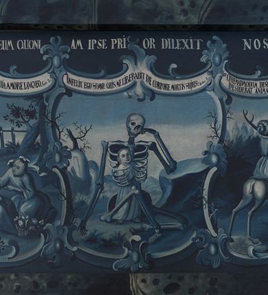 Zdjęcie nr 1: Dwa obrazy w formie leżącego prostokąta, każdy podzielony jest wewnątrz na trzy prostokątne pola z emblematami, ujęte esownicami i rocaille'm. Malowane są monochromatycznie, o biało-niebieskiej kolorystyce. 
Pierwszy obraz z napisem w górnej linii „FACITE FRUCTUS DIGNOS POENAE TENTIAE. MATH: 3.”. Każda ze scen ujęta jest na górze i na dole kartuszami z napisami. Pierwsza od lewej jest na tle pejzażu i przedstawia ukazanego frontalnie, tańczącego błazna. Na drugim planie znajduje się uskrzydlona postać, w tunice, z głową w glorii, która lewą ręką zakrywa twarz, prawą z palcem wskazującym kieruje do góry. W górnym kartuszu napis „DEUS TU SCIS INSIPIENTIAM MEAM, ET DELICTA MEA A / TE NON SUNT ABS CONDITA Psal: 68.”, w dolnym „RECTE PECCATUM INSIPIENTIAM VOCAVIT, NEMO ENIM SAPIENS, / ID ALIQUANDO COMMITTIT. Orig in Psal: 37.”. Środkowa scena ukazana jest we wnętrzu, w którym po prawej stronie znajduje się łoże z baldachimem, z leżącą w nim chorą i płaczącą kobietą. W lewej części sceny, przy łóżku siedzi zwrócona profilem uskrzydlona postać w tunice, która prawą ręką trzyma za dłoń chorą, lewą kładzie na jej głowie. W górnym kartuszu napis „MISERERE MEI DOMINE, QUONIAM INFIRMUS SUM: Psal: 6.”, w dolnym „AEGROTAT HUMANUM GENUS, NON MORBIS CORPORIS, / SED PECCATIS. S. Aug: serm: 59.”. Trzecia scena ukazana jest na tle fantastycznego pejzażu. Na pierwszym planie leży ukazany z profilu kościotrup, który złapał w sieć, próbującą się wyrwać leżącą postać, przed którą znajdują się naczynia, owoce i lutnia. Na drugim planie na tle ognia trzy diabły ścigają uciekającą postać z pochodnią. Przed nią inna postać dmie w trąbę, druga, uskrzydlona nadlatuje z łukiem zrzucając uciekającej linę. W górnym kartuszu napis „DOLORES INFERNI CIRCUMDEDERUNT ME, PRAEOCCUPA=/VERUNT ME LAQUEI MORTIS. Psal. 17.”, w dolnym „OMNIA RETIBUS PLENA SUNT; DIABOLUS LAQVEO CUNCTA / COMPLEVIT. Origines Hom: 2. in cant:”. 
Drugi obraz z napisem w górnej linii „DILIGAMUS DEUM QUINI AM IPSE PRIOR DILEXIT NOS. 1. Ioan: 4.”. Każda ze scen ukazana jest na tle pejzażu i zwieńczona na górze kartuszem z napisem. W pierwszej od lewej ukazane są trzy postacie kobiece, z których środkowa omdlała. Pierwsza kobieta podtrzymuje jej głowę i przykłada do niej kwiaty, a trzecia kobieta klęczy i wyciąga ku niej ręce. Przed omdlałą znajduje się kosz z owocami. W wieńczącym kartuszu napis „FULCITE ME FLORIB[US], STIPATE ME MALIS, QUIA AMORE LANGVEO. Cant: 2.”. Środkowa przedstawia kościotrupa, w którego żebrach klatki piersiowej uwięziona jest modląca się postać. W wieńczącym kartuszu napis „INFELIX EGO HOMO! QUIS ME LIBERABIT DE CORPORE MORTIS HUJUS? Ad Rom: 7.”. Trzecia scena po prawej przedstawia od tyłu kobietę jadącą na jeleniu, która lewą ręką trzyma jego poroże. Kierują się w stronę znajdującego się w grocie skalnej źródła, które tryska z uskrzydlonej postaci. W wieńczącym kartuszu napis „QUEMADMODUM DESIDERAT CEVUS AD FONTES AQUARUM, ITA / DESIDETAT ANIMA MEA AD TE DEUS. Psalmo 41.”. 
