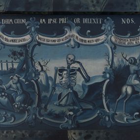 Zdjęcie nr 1: Dwa obrazy w formie leżącego prostokąta, każdy podzielony jest wewnątrz na trzy prostokątne pola z emblematami, ujęte esownicami i rocaille'm. Malowane są monochromatycznie, o biało-niebieskiej kolorystyce. 
Pierwszy obraz z napisem w górnej linii „FACITE FRUCTUS DIGNOS POENAE TENTIAE. MATH: 3.”. Każda ze scen ujęta jest na górze i na dole kartuszami z napisami. Pierwsza od lewej jest na tle pejzażu i przedstawia ukazanego frontalnie, tańczącego błazna. Na drugim planie znajduje się uskrzydlona postać, w tunice, z głową w glorii, która lewą ręką zakrywa twarz, prawą z palcem wskazującym kieruje do góry. W górnym kartuszu napis „DEUS TU SCIS INSIPIENTIAM MEAM, ET DELICTA MEA A / TE NON SUNT ABS CONDITA Psal: 68.”, w dolnym „RECTE PECCATUM INSIPIENTIAM VOCAVIT, NEMO ENIM SAPIENS, / ID ALIQUANDO COMMITTIT. Orig in Psal: 37.”. Środkowa scena ukazana jest we wnętrzu, w którym po prawej stronie znajduje się łoże z baldachimem, z leżącą w nim chorą i płaczącą kobietą. W lewej części sceny, przy łóżku siedzi zwrócona profilem uskrzydlona postać w tunice, która prawą ręką trzyma za dłoń chorą, lewą kładzie na jej głowie. W górnym kartuszu napis „MISERERE MEI DOMINE, QUONIAM INFIRMUS SUM: Psal: 6.”, w dolnym „AEGROTAT HUMANUM GENUS, NON MORBIS CORPORIS, / SED PECCATIS. S. Aug: serm: 59.”. Trzecia scena ukazana jest na tle fantastycznego pejzażu. Na pierwszym planie leży ukazany z profilu kościotrup, który złapał w sieć, próbującą się wyrwać leżącą postać, przed którą znajdują się naczynia, owoce i lutnia. Na drugim planie na tle ognia trzy diabły ścigają uciekającą postać z pochodnią. Przed nią inna postać dmie w trąbę, druga, uskrzydlona nadlatuje z łukiem zrzucając uciekającej linę. W górnym kartuszu napis „DOLORES INFERNI CIRCUMDEDERUNT ME, PRAEOCCUPA=/VERUNT ME LAQUEI MORTIS. Psal. 17.”, w dolnym „OMNIA RETIBUS PLENA SUNT; DIABOLUS LAQVEO CUNCTA / COMPLEVIT. Origines Hom: 2. in cant:”. 
Drugi obraz z napisem w górnej linii „DILIGAMUS DEUM QUINI AM IPSE PRIOR DILEXIT NOS. 1. Ioan: 4.”. Każda ze scen ukazana jest na tle pejzażu i zwieńczona na górze kartuszem z napisem. W pierwszej od lewej ukazane są trzy postacie kobiece, z których środkowa omdlała. Pierwsza kobieta podtrzymuje jej głowę i przykłada do niej kwiaty, a trzecia kobieta klęczy i wyciąga ku niej ręce. Przed omdlałą znajduje się kosz z owocami. W wieńczącym kartuszu napis „FULCITE ME FLORIB[US], STIPATE ME MALIS, QUIA AMORE LANGVEO. Cant: 2.”. Środkowa przedstawia kościotrupa, w którego żebrach klatki piersiowej uwięziona jest modląca się postać. W wieńczącym kartuszu napis „INFELIX EGO HOMO! QUIS ME LIBERABIT DE CORPORE MORTIS HUJUS? Ad Rom: 7.”. Trzecia scena po prawej przedstawia od tyłu kobietę jadącą na jeleniu, która lewą ręką trzyma jego poroże. Kierują się w stronę znajdującego się w grocie skalnej źródła, które tryska z uskrzydlonej postaci. W wieńczącym kartuszu napis „QUEMADMODUM DESIDERAT CEVUS AD FONTES AQUARUM, ITA / DESIDETAT ANIMA MEA AD TE DEUS. Psalmo 41.”. 
