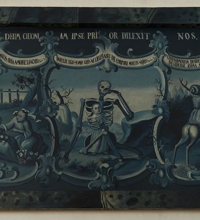 Zdjęcie nr 2: Dwa obrazy w formie leżącego prostokąta, każdy podzielony jest wewnątrz na trzy prostokątne pola z emblematami, ujęte esownicami i rocaille&#039;m. Malowane są monochromatycznie, o biało-niebieskiej kolorystyce. 
Pierwszy obraz z napisem w górnej linii „FACITE FRUCTUS DIGNOS POENAE TENTIAE. MATH: 3.”. Każda ze scen ujęta jest na górze i na dole kartuszami z napisami. Pierwsza od lewej jest na tle pejzażu i przedstawia ukazanego frontalnie, tańczącego błazna. Na drugim planie znajduje się uskrzydlona postać, w tunice, z głową w glorii, która lewą ręką zakrywa twarz, prawą z palcem wskazującym kieruje do góry. W górnym kartuszu napis „DEUS TU SCIS INSIPIENTIAM MEAM, ET DELICTA MEA A / TE NON SUNT ABS CONDITA Psal: 68.”, w dolnym „RECTE PECCATUM INSIPIENTIAM VOCAVIT, NEMO ENIM SAPIENS, / ID ALIQUANDO COMMITTIT. Orig in Psal: 37.”. Środkowa scena ukazana jest we wnętrzu, w którym po prawej stronie znajduje się łoże z baldachimem, z leżącą w nim chorą i płaczącą kobietą. W lewej części sceny, przy łóżku siedzi zwrócona profilem uskrzydlona postać w tunice, która prawą ręką trzyma za dłoń chorą, lewą kładzie na jej głowie. W górnym kartuszu napis „MISERERE MEI DOMINE, QUONIAM INFIRMUS SUM: Psal: 6.”, w dolnym „AEGROTAT HUMANUM GENUS, NON MORBIS CORPORIS, / SED PECCATIS. S. Aug: serm: 59.”. Trzecia scena ukazana jest na tle fantastycznego pejzażu. Na pierwszym planie leży ukazany z profilu kościotrup, który złapał w sieć, próbującą się wyrwać leżącą postać, przed którą znajdują się naczynia, owoce i lutnia. Na drugim planie na tle ognia trzy diabły ścigają uciekającą postać z pochodnią. Przed nią inna postać dmie w trąbę, druga, uskrzydlona nadlatuje z łukiem zrzucając uciekającej linę. W górnym kartuszu napis „DOLORES INFERNI CIRCUMDEDERUNT ME, PRAEOCCUPA=/VERUNT ME LAQUEI MORTIS. Psal. 17.”, w dolnym „OMNIA RETIBUS PLENA SUNT; DIABOLUS LAQVEO CUNCTA / COMPLEVIT. Origines Hom: 2. in cant:”. 
Drugi obraz z napisem w górnej linii „DILIGAMUS DEUM QUINI AM IPSE PRIOR DILEXIT NOS. 1. Ioan: 4.”. Każda ze scen ukazana jest na tle pejzażu i zwieńczona na górze kartuszem z napisem. W pierwszej od lewej ukazane są trzy postacie kobiece, z których środkowa omdlała. Pierwsza kobieta podtrzymuje jej głowę i przykłada do niej kwiaty, a trzecia kobieta klęczy i wyciąga ku niej ręce. Przed omdlałą znajduje się kosz z owocami. W wieńczącym kartuszu napis „FULCITE ME FLORIB[US], STIPATE ME MALIS, QUIA AMORE LANGVEO. Cant: 2.”. Środkowa przedstawia kościotrupa, w którego żebrach klatki piersiowej uwięziona jest modląca się postać. W wieńczącym kartuszu napis „INFELIX EGO HOMO! QUIS ME LIBERABIT DE CORPORE MORTIS HUJUS? Ad Rom: 7.”. Trzecia scena po prawej przedstawia od tyłu kobietę jadącą na jeleniu, która lewą ręką trzyma jego poroże. Kierują się w stronę znajdującego się w grocie skalnej źródła, które tryska z uskrzydlonej postaci. W wieńczącym kartuszu napis „QUEMADMODUM DESIDERAT CEVUS AD FONTES AQUARUM, ITA / DESIDETAT ANIMA MEA AD TE DEUS. Psalmo 41.”. 
