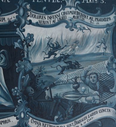Zdjęcie nr 3: Dwa obrazy w formie leżącego prostokąta, każdy podzielony jest wewnątrz na trzy prostokątne pola z emblematami, ujęte esownicami i rocaille'm. Malowane są monochromatycznie, o biało-niebieskiej kolorystyce. 
Pierwszy obraz z napisem w górnej linii „FACITE FRUCTUS DIGNOS POENAE TENTIAE. MATH: 3.”. Każda ze scen ujęta jest na górze i na dole kartuszami z napisami. Pierwsza od lewej jest na tle pejzażu i przedstawia ukazanego frontalnie, tańczącego błazna. Na drugim planie znajduje się uskrzydlona postać, w tunice, z głową w glorii, która lewą ręką zakrywa twarz, prawą z palcem wskazującym kieruje do góry. W górnym kartuszu napis „DEUS TU SCIS INSIPIENTIAM MEAM, ET DELICTA MEA A / TE NON SUNT ABS CONDITA Psal: 68.”, w dolnym „RECTE PECCATUM INSIPIENTIAM VOCAVIT, NEMO ENIM SAPIENS, / ID ALIQUANDO COMMITTIT. Orig in Psal: 37.”. Środkowa scena ukazana jest we wnętrzu, w którym po prawej stronie znajduje się łoże z baldachimem, z leżącą w nim chorą i płaczącą kobietą. W lewej części sceny, przy łóżku siedzi zwrócona profilem uskrzydlona postać w tunice, która prawą ręką trzyma za dłoń chorą, lewą kładzie na jej głowie. W górnym kartuszu napis „MISERERE MEI DOMINE, QUONIAM INFIRMUS SUM: Psal: 6.”, w dolnym „AEGROTAT HUMANUM GENUS, NON MORBIS CORPORIS, / SED PECCATIS. S. Aug: serm: 59.”. Trzecia scena ukazana jest na tle fantastycznego pejzażu. Na pierwszym planie leży ukazany z profilu kościotrup, który złapał w sieć, próbującą się wyrwać leżącą postać, przed którą znajdują się naczynia, owoce i lutnia. Na drugim planie na tle ognia trzy diabły ścigają uciekającą postać z pochodnią. Przed nią inna postać dmie w trąbę, druga, uskrzydlona nadlatuje z łukiem zrzucając uciekającej linę. W górnym kartuszu napis „DOLORES INFERNI CIRCUMDEDERUNT ME, PRAEOCCUPA=/VERUNT ME LAQUEI MORTIS. Psal. 17.”, w dolnym „OMNIA RETIBUS PLENA SUNT; DIABOLUS LAQVEO CUNCTA / COMPLEVIT. Origines Hom: 2. in cant:”. 
Drugi obraz z napisem w górnej linii „DILIGAMUS DEUM QUINI AM IPSE PRIOR DILEXIT NOS. 1. Ioan: 4.”. Każda ze scen ukazana jest na tle pejzażu i zwieńczona na górze kartuszem z napisem. W pierwszej od lewej ukazane są trzy postacie kobiece, z których środkowa omdlała. Pierwsza kobieta podtrzymuje jej głowę i przykłada do niej kwiaty, a trzecia kobieta klęczy i wyciąga ku niej ręce. Przed omdlałą znajduje się kosz z owocami. W wieńczącym kartuszu napis „FULCITE ME FLORIB[US], STIPATE ME MALIS, QUIA AMORE LANGVEO. Cant: 2.”. Środkowa przedstawia kościotrupa, w którego żebrach klatki piersiowej uwięziona jest modląca się postać. W wieńczącym kartuszu napis „INFELIX EGO HOMO! QUIS ME LIBERABIT DE CORPORE MORTIS HUJUS? Ad Rom: 7.”. Trzecia scena po prawej przedstawia od tyłu kobietę jadącą na jeleniu, która lewą ręką trzyma jego poroże. Kierują się w stronę znajdującego się w grocie skalnej źródła, które tryska z uskrzydlonej postaci. W wieńczącym kartuszu napis „QUEMADMODUM DESIDERAT CEVUS AD FONTES AQUARUM, ITA / DESIDETAT ANIMA MEA AD TE DEUS. Psalmo 41.”. 
