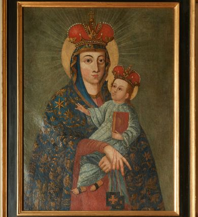 Zdjęcie nr 1: Obraz w formie stojącego prostokąta. Na awersie wizerunek Matki Boskiej z Dzieciątkiem. Maria ukazana w półpostaci, zwrócona w trzech czwartych w lewo, obiema rękami podtrzymuje Dzieciątko, krzyżując dłonie, z których prawa jest w geście błogosławieństwa i trzyma szkaplerz. Twarz ma owalną, o regularnych rysach, dużych, migdałowatych oczach, wąskim, długim nosie i małych ustach o pełnych wargach. Maria ubrana jest w blado czerwoną suknię, przy szyi lamowaną złotą taśmą oraz ciemnoniebieski maforion o złoconym wzorze kwiatowym i złoconą lamówką, z sześcioramienną gwiazdą na prawym ramieniu, narzucony na głowę i ramiona. Na głowie ma koronę zamkniętą dekorowaną malowanymi perłami i kamieniami szlachetnymi. Dzieciątko w pozycji siedzącej, zwrócone w trzech czwartych w prawo, z uniesioną głową, prawą rękę unosi w geście błogosławieństwa, lewą przytrzymuje przy boku czerwoną księgę. Ma pociągła twarz o pełnych policzkach, o dużych, migdałowatych oczach, wąskim nosie i małych istach; okoloną jasnobrązowymi włosami sięgającymi ramion. Ubrane jest w luźną, jasnoniebieską tunikę o białym wzorze roślinnym, na stopach ma sandały, na głowie koronę zamkniętą dekorowaną malowanymi perłami i kamieniami. Wokół głów obojga nimby zamknięte oraz gloria promieniska naokoło Marii. Postacie ukazane na cieniowanym szaro-zielonym tle.
Na rewersie przedstawienie św. Michała Archanioła depczącego szatana, pośród obłoków. Archanioł ukazany frontalnie, lewą nogą stoi na szatanie, w prawej uniesionej ręce trzyma płomienisty miecz, w lewej, opuszczonej wagę, na której szalach siedzą diabeł i modląca się postać. Twarz ma owalną, o dużych, okrągłych oczach, wąskim nosie i pełnych ustach. Ubrany jest w krótką, białą tunikę, napierśnik z piórami przy brzegach, na głowie ma hełm z czerwonym pióropuszem, na nogach wysokie sandały, przez lewe ramię ma przerzucony granatowy płaszcz, zwinięty spiralnie po prawej stronie postaci. Skrzydła ma niewielkie, szaro-niebieskie, rozłożone na boki. Diabeł ukazany jako czerwony półczłowiek, półwąż, z rozłożonymi skrzydłami, w pozycji leżącej. W dolnej części obrazu ukazane płomienie piekielne, powyżej szare obłoki ujmujące postacie, pozostałą część tła wypełnia rozświetlone na żółto niebo. Obraz ujęty profilowaną, polichromowaną na czarno i złoconą ramą.

