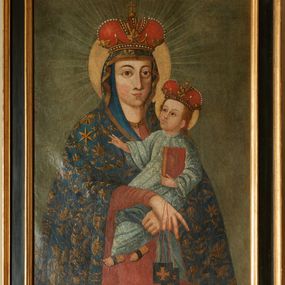 Zdjęcie nr 1: Obraz w formie stojącego prostokąta. Na awersie wizerunek Matki Boskiej z Dzieciątkiem. Maria ukazana w półpostaci, zwrócona w trzech czwartych w lewo, obiema rękami podtrzymuje Dzieciątko, krzyżując dłonie, z których prawa jest w geście błogosławieństwa i trzyma szkaplerz. Twarz ma owalną, o regularnych rysach, dużych, migdałowatych oczach, wąskim, długim nosie i małych ustach o pełnych wargach. Maria ubrana jest w blado czerwoną suknię, przy szyi lamowaną złotą taśmą oraz ciemnoniebieski maforion o złoconym wzorze kwiatowym i złoconą lamówką, z sześcioramienną gwiazdą na prawym ramieniu, narzucony na głowę i ramiona. Na głowie ma koronę zamkniętą dekorowaną malowanymi perłami i kamieniami szlachetnymi. Dzieciątko w pozycji siedzącej, zwrócone w trzech czwartych w prawo, z uniesioną głową, prawą rękę unosi w geście błogosławieństwa, lewą przytrzymuje przy boku czerwoną księgę. Ma pociągła twarz o pełnych policzkach, o dużych, migdałowatych oczach, wąskim nosie i małych istach; okoloną jasnobrązowymi włosami sięgającymi ramion. Ubrane jest w luźną, jasnoniebieską tunikę o białym wzorze roślinnym, na stopach ma sandały, na głowie koronę zamkniętą dekorowaną malowanymi perłami i kamieniami. Wokół głów obojga nimby zamknięte oraz gloria promieniska naokoło Marii. Postacie ukazane na cieniowanym szaro-zielonym tle.
Na rewersie przedstawienie św. Michała Archanioła depczącego szatana, pośród obłoków. Archanioł ukazany frontalnie, lewą nogą stoi na szatanie, w prawej uniesionej ręce trzyma płomienisty miecz, w lewej, opuszczonej wagę, na której szalach siedzą diabeł i modląca się postać. Twarz ma owalną, o dużych, okrągłych oczach, wąskim nosie i pełnych ustach. Ubrany jest w krótką, białą tunikę, napierśnik z piórami przy brzegach, na głowie ma hełm z czerwonym pióropuszem, na nogach wysokie sandały, przez lewe ramię ma przerzucony granatowy płaszcz, zwinięty spiralnie po prawej stronie postaci. Skrzydła ma niewielkie, szaro-niebieskie, rozłożone na boki. Diabeł ukazany jako czerwony półczłowiek, półwąż, z rozłożonymi skrzydłami, w pozycji leżącej. W dolnej części obrazu ukazane płomienie piekielne, powyżej szare obłoki ujmujące postacie, pozostałą część tła wypełnia rozświetlone na żółto niebo. Obraz ujęty profilowaną, polichromowaną na czarno i złoconą ramą.

