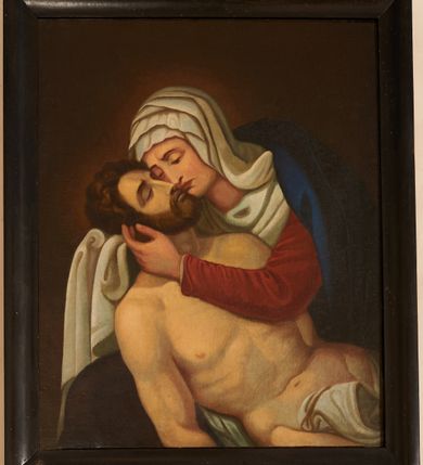 Zdjęcie nr 1: Obraz w formie stojącego prostokąta. W centrum Matka Boska ukazana do kolan, jako siedząca, zwrócona w trzech czwartych w prawo, pochylona. Obiema rękami podtrzymuję głowę Chrystusa, leżącego na jej kolanach, przytulając ją do policzka. Twarz ma szczupłą, o dużych, migdałowatych oczach, skierowanych w dół, ściągniętych brwiach, prostym nosie i długich ustach. Ubrana jest w czerwoną suknię, wokół głowy i szyi ma zawinięty biały welon, na plecy i kolana ma narzucony brązowy płaszcz z niebieską podszewką. Martwy Chrystus ukazany w półpostaci, jego ciało leży diagonalnie, podtrzymywane jest przez Marię. Twarz ma szczupłą, o dużych, zamkniętych oczach, lekko garbatym nosie i pełnych ustach, okoloną gęstą brodą oraz krótkimi, kręconymi, brązowymi włosami. Ukazany jest jako niemal nagi, w partii bioder przesłonięty fragmentem całunu. Jego ciało jest szczupłe i umięśnione, z podkreślonym wcięciem w talii oraz zarysowanymi żebrami. Postacie ukazane na ciemnobrązowym tle, rozjaśnionym wokół głów postaci. Obraz ujęty prostą, polichromowaną na czarno ramą.