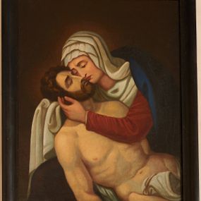 Zdjęcie nr 1: Obraz w formie stojącego prostokąta. W centrum Matka Boska ukazana do kolan, jako siedząca, zwrócona w trzech czwartych w prawo, pochylona. Obiema rękami podtrzymuję głowę Chrystusa, leżącego na jej kolanach, przytulając ją do policzka. Twarz ma szczupłą, o dużych, migdałowatych oczach, skierowanych w dół, ściągniętych brwiach, prostym nosie i długich ustach. Ubrana jest w czerwoną suknię, wokół głowy i szyi ma zawinięty biały welon, na plecy i kolana ma narzucony brązowy płaszcz z niebieską podszewką. Martwy Chrystus ukazany w półpostaci, jego ciało leży diagonalnie, podtrzymywane jest przez Marię. Twarz ma szczupłą, o dużych, zamkniętych oczach, lekko garbatym nosie i pełnych ustach, okoloną gęstą brodą oraz krótkimi, kręconymi, brązowymi włosami. Ukazany jest jako niemal nagi, w partii bioder przesłonięty fragmentem całunu. Jego ciało jest szczupłe i umięśnione, z podkreślonym wcięciem w talii oraz zarysowanymi żebrami. Postacie ukazane na ciemnobrązowym tle, rozjaśnionym wokół głów postaci. Obraz ujęty prostą, polichromowaną na czarno ramą.