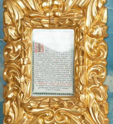 Zdjęcie nr 20: Ołtarz drewniany, prostopadłościenny z drewnianą mensą, w polu antepedium malowana na drewnie scena Zwiastowania (kopia obrazu Leonarda da Vinci). Na ołtarzu stoi tabliczka z kanonem w otoczeniu akantowych wolut tworzących podstawę dla pięciu lichtarzy utworzonych z ornamentu roślinnego. 
Nastawa architektoniczna, jednoosiowa, jednokondygnacyjna ze zwieńczeniem, ustawiona na dwustrefowym cokole, ujęta parą półfilarów i stojącą przed nimi parą kolumn dźwigających pełne belkowanie, przerwane nad polem środkowym. Na cokołach kolumn kanony w ornamentalnych ramach. Kolumny flankują od zewnątrz figury św. Tomasza (?) i św. Jana Nepomucena, od wewnątrz św. Michała Archanioła i św. Jerzego. W polu głównym obraz Matki Boskiej Szkaplerznej w formie stojącego prostokąta zamkniętego łukiem półkolistym nadwieszonym z uskokiem w profilowanej, dekorowanej ornamentem roślinnym ramie. Ponad nim kartusz ujęty ornamentem rocaille'owym i kratką regencyjną oraz uskrzydloną główką anielską flankowaną rocaille'ami. Zwieńczenie w formie leżącego prostokąta ujętego spływami wolutowymi dekorowanymi rocaille'ami, zamkniętego fragmentem falującego gzymsu z monogramem Marii w otoku z obłoków w glorii promienistej. W polu rzeźbiarskie przedstawienie św. Katarzyny Aleksandryjskiej flankowanej obłokami i wiązkami promieni oraz parą puttów. Na belkowaniu figury św. Rozalii i św. Calamindy. Ołtarz ujęty uszami utworzonymi z ornamentu rocaille'owego i kratki regencyjnej. Struktura polichromowana w sposób naśladujący marmoryzację w kolorze niebiesko-białym, profile i ornamentyka pozłacane.