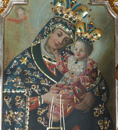 Zdjęcie nr 22: Ołtarz drewniany, prostopadłościenny z drewnianą mensą, w polu antepedium malowana na drewnie scena Zwiastowania (kopia obrazu Leonarda da Vinci). Na ołtarzu stoi tabliczka z kanonem w otoczeniu akantowych wolut tworzących podstawę dla pięciu lichtarzy utworzonych z ornamentu roślinnego. 
Nastawa architektoniczna, jednoosiowa, jednokondygnacyjna ze zwieńczeniem, ustawiona na dwustrefowym cokole, ujęta parą półfilarów i stojącą przed nimi parą kolumn dźwigających pełne belkowanie, przerwane nad polem środkowym. Na cokołach kolumn kanony w ornamentalnych ramach. Kolumny flankują od zewnątrz figury św. Tomasza (?) i św. Jana Nepomucena, od wewnątrz św. Michała Archanioła i św. Jerzego. W polu głównym obraz Matki Boskiej Szkaplerznej w formie stojącego prostokąta zamkniętego łukiem półkolistym nadwieszonym z uskokiem w profilowanej, dekorowanej ornamentem roślinnym ramie. Ponad nim kartusz ujęty ornamentem rocaille'owym i kratką regencyjną oraz uskrzydloną główką anielską flankowaną rocaille'ami. Zwieńczenie w formie leżącego prostokąta ujętego spływami wolutowymi dekorowanymi rocaille'ami, zamkniętego fragmentem falującego gzymsu z monogramem Marii w otoku z obłoków w glorii promienistej. W polu rzeźbiarskie przedstawienie św. Katarzyny Aleksandryjskiej flankowanej obłokami i wiązkami promieni oraz parą puttów. Na belkowaniu figury św. Rozalii i św. Calamindy. Ołtarz ujęty uszami utworzonymi z ornamentu rocaille'owego i kratki regencyjnej. Struktura polichromowana w sposób naśladujący marmoryzację w kolorze niebiesko-białym, profile i ornamentyka pozłacane.