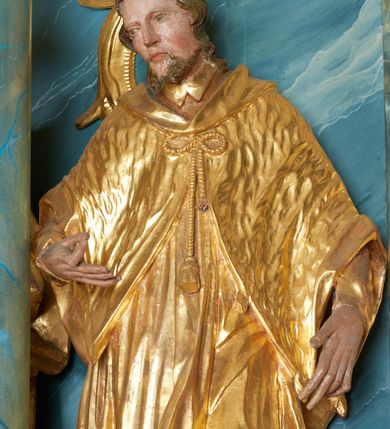 Zdjęcie nr 10: Ołtarz drewniany, prostopadłościenny z drewnianą mensą, w polu antepedium malowana na drewnie scena Zwiastowania (kopia obrazu Leonarda da Vinci). Na ołtarzu stoi tabliczka z kanonem w otoczeniu akantowych wolut tworzących podstawę dla pięciu lichtarzy utworzonych z ornamentu roślinnego. 
Nastawa architektoniczna, jednoosiowa, jednokondygnacyjna ze zwieńczeniem, ustawiona na dwustrefowym cokole, ujęta parą półfilarów i stojącą przed nimi parą kolumn dźwigających pełne belkowanie, przerwane nad polem środkowym. Na cokołach kolumn kanony w ornamentalnych ramach. Kolumny flankują od zewnątrz figury św. Tomasza (?) i św. Jana Nepomucena, od wewnątrz św. Michała Archanioła i św. Jerzego. W polu głównym obraz Matki Boskiej Szkaplerznej w formie stojącego prostokąta zamkniętego łukiem półkolistym nadwieszonym z uskokiem w profilowanej, dekorowanej ornamentem roślinnym ramie. Ponad nim kartusz ujęty ornamentem rocaille'owym i kratką regencyjną oraz uskrzydloną główką anielską flankowaną rocaille'ami. Zwieńczenie w formie leżącego prostokąta ujętego spływami wolutowymi dekorowanymi rocaille'ami, zamkniętego fragmentem falującego gzymsu z monogramem Marii w otoku z obłoków w glorii promienistej. W polu rzeźbiarskie przedstawienie św. Katarzyny Aleksandryjskiej flankowanej obłokami i wiązkami promieni oraz parą puttów. Na belkowaniu figury św. Rozalii i św. Calamindy. Ołtarz ujęty uszami utworzonymi z ornamentu rocaille'owego i kratki regencyjnej. Struktura polichromowana w sposób naśladujący marmoryzację w kolorze niebiesko-białym, profile i ornamentyka pozłacane.