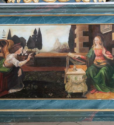 Zdjęcie nr 3: Ołtarz drewniany, prostopadłościenny z drewnianą mensą, w polu antepedium malowana na drewnie scena Zwiastowania (kopia obrazu Leonarda da Vinci). Na ołtarzu stoi tabliczka z kanonem w otoczeniu akantowych wolut tworzących podstawę dla pięciu lichtarzy utworzonych z ornamentu roślinnego. 
Nastawa architektoniczna, jednoosiowa, jednokondygnacyjna ze zwieńczeniem, ustawiona na dwustrefowym cokole, ujęta parą półfilarów i stojącą przed nimi parą kolumn dźwigających pełne belkowanie, przerwane nad polem środkowym. Na cokołach kolumn kanony w ornamentalnych ramach. Kolumny flankują od zewnątrz figury św. Tomasza (?) i św. Jana Nepomucena, od wewnątrz św. Michała Archanioła i św. Jerzego. W polu głównym obraz Matki Boskiej Szkaplerznej w formie stojącego prostokąta zamkniętego łukiem półkolistym nadwieszonym z uskokiem w profilowanej, dekorowanej ornamentem roślinnym ramie. Ponad nim kartusz ujęty ornamentem rocaille'owym i kratką regencyjną oraz uskrzydloną główką anielską flankowaną rocaille'ami. Zwieńczenie w formie leżącego prostokąta ujętego spływami wolutowymi dekorowanymi rocaille'ami, zamkniętego fragmentem falującego gzymsu z monogramem Marii w otoku z obłoków w glorii promienistej. W polu rzeźbiarskie przedstawienie św. Katarzyny Aleksandryjskiej flankowanej obłokami i wiązkami promieni oraz parą puttów. Na belkowaniu figury św. Rozalii i św. Calamindy. Ołtarz ujęty uszami utworzonymi z ornamentu rocaille'owego i kratki regencyjnej. Struktura polichromowana w sposób naśladujący marmoryzację w kolorze niebiesko-białym, profile i ornamentyka pozłacane.