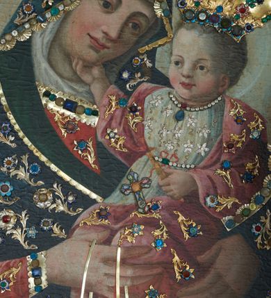 Zdjęcie nr 2: Obraz w formie stojącego prostokąta zamkniętego łukiem półkolistym nadwieszonym z uskokiem. Matka Boska została ukazana w półpostaci, zwróconej w trzech czwartych w prawo, z lekko pochyloną głową. Maria obiema rękami podtrzymuje Dzieciątko siedzące na jej lewym ramieniu, w prawej dłoni trzyma szkaplerz. Twarz ma o jasnej karnacji i łagodnych rysach, wyraźnie podkreślonych migdałowatych oczach, łukach brwiowych i linii nosa, z pełnymi ustami. Matka Boska jest ubrana w czerwoną suknię, białą podwikę oraz niebieski płaszcz narzucony na głowę i ramiona. Dzieciątko zwrócone w trzech czwartych w lewo, prawą ręką ujmuje twarz Marii za brodę, w lewej, opuszczonej trzyma krzyżyk. Twarz ma pełną, o jasnej, zarumienionej karnacji, z niewielkimi, szeroko rozstawionymi oczami, małym nosie i pełnych ustach, okoloną krótkimi, jasnymi włosami. Ubrane jest w białą suknię przepasaną w talii i różowy płaszcz narzucony na ramiona i kolana. Płaszcze obu postaci dekorowane aplikowanymi i kameryzowanymi kwiatami, na ich głowach aplikowane i kameryzowane korony zamknięte, a wokół korony Marii wieniec z aplikowanych gwiazd. Postacie ukazane na jasnym błękitno-pomarańczowym tle z uskrzydloną główką anielską w lewym górnym rogu.