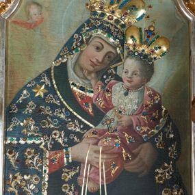 Zdjęcie nr 1: Obraz w formie stojącego prostokąta zamkniętego łukiem półkolistym nadwieszonym z uskokiem. Matka Boska została ukazana w półpostaci, zwróconej w trzech czwartych w prawo, z lekko pochyloną głową. Maria obiema rękami podtrzymuje Dzieciątko siedzące na jej lewym ramieniu, w prawej dłoni trzyma szkaplerz. Twarz ma o jasnej karnacji i łagodnych rysach, wyraźnie podkreślonych migdałowatych oczach, łukach brwiowych i linii nosa, z pełnymi ustami. Matka Boska jest ubrana w czerwoną suknię, białą podwikę oraz niebieski płaszcz narzucony na głowę i ramiona. Dzieciątko zwrócone w trzech czwartych w lewo, prawą ręką ujmuje twarz Marii za brodę, w lewej, opuszczonej trzyma krzyżyk. Twarz ma pełną, o jasnej, zarumienionej karnacji, z niewielkimi, szeroko rozstawionymi oczami, małym nosie i pełnych ustach, okoloną krótkimi, jasnymi włosami. Ubrane jest w białą suknię przepasaną w talii i różowy płaszcz narzucony na ramiona i kolana. Płaszcze obu postaci dekorowane aplikowanymi i kameryzowanymi kwiatami, na ich głowach aplikowane i kameryzowane korony zamknięte, a wokół korony Marii wieniec z aplikowanych gwiazd. Postacie ukazane na jasnym błękitno-pomarańczowym tle z uskrzydloną główką anielską w lewym górnym rogu.