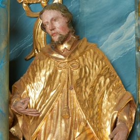 Zdjęcie nr 1: Figura ścięta z tyłu, drążona, zwrócona frontalnie, z głową skierowaną w prawo, w kontrapoście. Święty unosi ugiętą prawą rękę przed klatkę piersiową, lewą opuszcza w dół. 
Twarz ma pociągłą o zapadniętych policzkach, oczach migdałowatych, nosie lekko zgarbionym, ustach pełnych, okoloną wąsami, krótką brodą skręconą w dwa pukle oraz krótkich włosach. Święty jest ubrany w komżę i almucję. Ciało polichromowane naturalistycznie, szaty pozłocone.