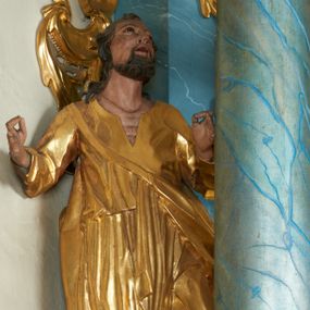 Zdjęcie nr 1: Rzeźba ścięta z tyłu, drążona, zwrócona frontalnie, z uniesioną głową, lewa noga lekko ugięta i cofnięta, obie ręce uniesione i rozłożone na boki. Twarz świętego pociągła o zapadniętych policzkach, migdałowatych oczach, lekko garbatym nosie, otwartych ustach, okolona wąsami i krótką brodą oraz kręconymi włosami sięgającymi ramion. Święty ubrany jest w długą tunikę, przewiązaną w talii, z dużym dekoltem oraz płaszcz zawieszony na taśmie, opadający na jego lewy bok. Ciało polichromowane naturalistycznie, szaty pozłacane. 