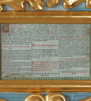 Zdjęcie nr 6: Ołtarz drewniany, prostopadłościenny z drewnianą mensą, w polu antepedium malowana na drewnie scena Ukrzyżowania. Na ołtarzu stoi tabliczka z kanonem w otoczeniu akantowych wolut tworzących podstawę dla pięciu lichtarzy utworzonych z ornamentu roślinnego (brak środkowego). 
Nastawa architektoniczna, jednoosiowa, jednokondygnacyjna ze zwieńczeniem, ustawiona na dwustrefowym cokole, ujęta parą półfilarów i stojącą przed nimi parą kolumn dźwigających pełne belkowanie, przerwane nad polem środkowym. Na cokołach kolumn kanony w ornamentalnych ramach. Kolumny flankują od zewnątrz figury św. Floriana i św. Longina, od wewnątrz św. Donata i św. Marcina. W polu głównym obraz Ukrzyżowania w formie stojącego prostokąta zamkniętego łukiem półkolistym nadwieszonym z uskokiem w profilowanej, dekorowanej ornamentem roślinnym ramie. Ponad nim kartusz ujęty ornamentem rocaille'owym i kratką regencyjną oraz uskrzydlona główka anielska flankowana rocaille'ami. Zwieńczenie w formie leżącego prostokąta ujętego spływami wolutowymi dekorowanymi rocaille'ami, zamkniętego fragmentem falującego gzymsu z monogramem IHS w otoku z obłoków w glorii promienistej. W polu rzeźbiarskie przedstawienie św. Antoniego Padewskiego flankowanego obłokami i wiązkami promieni oraz parą puttów. Na belkowaniu figury św. Walentego i św. Jana Chryzostoma. Ołtarz ujęty uszami utworzonymi z ornamentu rocaille'owego i kratki regencyjnej. Struktura polichromowana w sposób naśladujący marmoryzację w kolorze niebiesko-białym, profile i ornamentyka pozłacane.