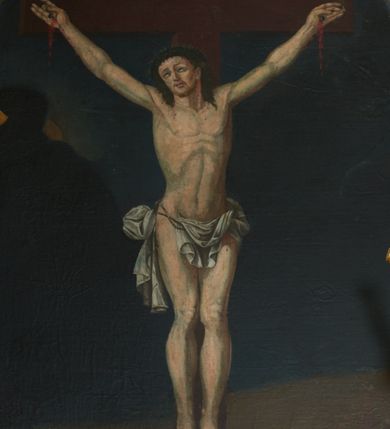 Zdjęcie nr 9: Ołtarz drewniany, prostopadłościenny z drewnianą mensą, w polu antepedium malowana na drewnie scena Ukrzyżowania. Na ołtarzu stoi tabliczka z kanonem w otoczeniu akantowych wolut tworzących podstawę dla pięciu lichtarzy utworzonych z ornamentu roślinnego (brak środkowego). 
Nastawa architektoniczna, jednoosiowa, jednokondygnacyjna ze zwieńczeniem, ustawiona na dwustrefowym cokole, ujęta parą półfilarów i stojącą przed nimi parą kolumn dźwigających pełne belkowanie, przerwane nad polem środkowym. Na cokołach kolumn kanony w ornamentalnych ramach. Kolumny flankują od zewnątrz figury św. Floriana i św. Longina, od wewnątrz św. Donata i św. Marcina. W polu głównym obraz Ukrzyżowania w formie stojącego prostokąta zamkniętego łukiem półkolistym nadwieszonym z uskokiem w profilowanej, dekorowanej ornamentem roślinnym ramie. Ponad nim kartusz ujęty ornamentem rocaille'owym i kratką regencyjną oraz uskrzydlona główka anielska flankowana rocaille'ami. Zwieńczenie w formie leżącego prostokąta ujętego spływami wolutowymi dekorowanymi rocaille'ami, zamkniętego fragmentem falującego gzymsu z monogramem IHS w otoku z obłoków w glorii promienistej. W polu rzeźbiarskie przedstawienie św. Antoniego Padewskiego flankowanego obłokami i wiązkami promieni oraz parą puttów. Na belkowaniu figury św. Walentego i św. Jana Chryzostoma. Ołtarz ujęty uszami utworzonymi z ornamentu rocaille'owego i kratki regencyjnej. Struktura polichromowana w sposób naśladujący marmoryzację w kolorze niebiesko-białym, profile i ornamentyka pozłacane.