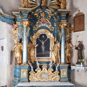 Zdjęcie nr 1: Ołtarz drewniany, prostopadłościenny z drewnianą mensą, w polu antepedium malowana na drewnie scena Ukrzyżowania. Na ołtarzu stoi tabliczka z kanonem w otoczeniu akantowych wolut tworzących podstawę dla pięciu lichtarzy utworzonych z ornamentu roślinnego (brak środkowego). 
Nastawa architektoniczna, jednoosiowa, jednokondygnacyjna ze zwieńczeniem, ustawiona na dwustrefowym cokole, ujęta parą półfilarów i stojącą przed nimi parą kolumn dźwigających pełne belkowanie, przerwane nad polem środkowym. Na cokołach kolumn kanony w ornamentalnych ramach. Kolumny flankują od zewnątrz figury św. Floriana i św. Longina, od wewnątrz św. Donata i św. Marcina. W polu głównym obraz Ukrzyżowania w formie stojącego prostokąta zamkniętego łukiem półkolistym nadwieszonym z uskokiem w profilowanej, dekorowanej ornamentem roślinnym ramie. Ponad nim kartusz ujęty ornamentem rocaille&#039;owym i kratką regencyjną oraz uskrzydlona główka anielska flankowana rocaille&#039;ami. Zwieńczenie w formie leżącego prostokąta ujętego spływami wolutowymi dekorowanymi rocaille&#039;ami, zamkniętego fragmentem falującego gzymsu z monogramem IHS w otoku z obłoków w glorii promienistej. W polu rzeźbiarskie przedstawienie św. Antoniego Padewskiego flankowanego obłokami i wiązkami promieni oraz parą puttów. Na belkowaniu figury św. Walentego i św. Jana Chryzostoma. Ołtarz ujęty uszami utworzonymi z ornamentu rocaille&#039;owego i kratki regencyjnej. Struktura polichromowana w sposób naśladujący marmoryzację w kolorze niebiesko-białym, profile i ornamentyka pozłacane.