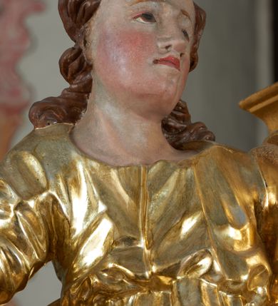 Zdjęcie nr 36: Ołtarz dwustronny, sarkofagowy, dekorowany rocaille'm, mensa drewniana na planie kwadratu, od frontu z kamiennym portatylem.
Nastawa ołtarzowa dwustronna, na rzucie leżącej litery X, w formie  rozbudowanego tabernakulum z tronem wystawienia. Obie strony są analogiczne pod względem architektonicznym. Tabernakulum na cokole, o wypukłej ściance frontowej, flankowanej parą pilastrów o trzonach dekorowanym płycinami z rocaille'm, dźwigających gzyms wieńczący. W polu drzwiczki ujęte rokokowym kartuszem. Na tabernakulum tron wystawienia o wklęsło-wypukłym licu, ujęty parą impostów podtrzymywanych przez rocaille'owe konsole oraz pilastrami w narożach, których trzony przyjmują formę spływów wolutowych, sięgające podstawy tabernakulum, na których stoją figury. W polu środkowym tronu wystawienia znajduje się obrotowa nisza o nieregularnym kształcie ujęta obramieniem z rocaille'u, przesłonięta wypukłą ścianką z płaskorzeźbionym krucyfiksem  i winnym gronem, zwieńczona rzeźbioną półpostacią. Całość wieńczy cokół z dwoma ramionami, na których stoją rocaille'owe wazony. Na cokole osadzona jest dużych rozmiarów, dwustronna, dwunastoramienna gwiazda relikwiarzowa, miażdżąca węża. Gwiazda z obu stron ujęta jest kilkoma pierścieniami z winnego grona oraz ornamentu roślinnego, w ramionach oraz w polu głównym umieszczone są za szkłem relikwie wśród kwiatowych dekoracji. 
Na awersie ołtarza, na mensie znajdują się dwie figurki puttów siedzących na obłokach i trzymających tabliczki z kanonami. Całość flankują ustawione na spływach wolutowych figury św. Jana Ewangelisty i św. Bartłomieja, tron wieńczy półpostać Boga Ojca, ujęta przez dwa putta z otwartymi księgami. Obrotową niszę flankują dwa aniołki trzymające lichtarze. Na rewersie ołtarza na spływach wolutowych stoją figury św. Andrzeja i św. Piotra, tron wieńczy półpostać Mojżesza flankowana przez dwa putta z otwartymi księgami.
Struktura polichromowana w kolorze ciemnozielonym, ornamentyka i profile złocone, detal srebrzony.
