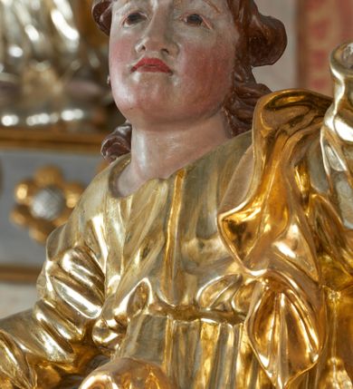 Zdjęcie nr 37: Ołtarz dwustronny, sarkofagowy, dekorowany rocaille'm, mensa drewniana na planie kwadratu, od frontu z kamiennym portatylem.
Nastawa ołtarzowa dwustronna, na rzucie leżącej litery X, w formie  rozbudowanego tabernakulum z tronem wystawienia. Obie strony są analogiczne pod względem architektonicznym. Tabernakulum na cokole, o wypukłej ściance frontowej, flankowanej parą pilastrów o trzonach dekorowanym płycinami z rocaille'm, dźwigających gzyms wieńczący. W polu drzwiczki ujęte rokokowym kartuszem. Na tabernakulum tron wystawienia o wklęsło-wypukłym licu, ujęty parą impostów podtrzymywanych przez rocaille'owe konsole oraz pilastrami w narożach, których trzony przyjmują formę spływów wolutowych, sięgające podstawy tabernakulum, na których stoją figury. W polu środkowym tronu wystawienia znajduje się obrotowa nisza o nieregularnym kształcie ujęta obramieniem z rocaille'u, przesłonięta wypukłą ścianką z płaskorzeźbionym krucyfiksem  i winnym gronem, zwieńczona rzeźbioną półpostacią. Całość wieńczy cokół z dwoma ramionami, na których stoją rocaille'owe wazony. Na cokole osadzona jest dużych rozmiarów, dwustronna, dwunastoramienna gwiazda relikwiarzowa, miażdżąca węża. Gwiazda z obu stron ujęta jest kilkoma pierścieniami z winnego grona oraz ornamentu roślinnego, w ramionach oraz w polu głównym umieszczone są za szkłem relikwie wśród kwiatowych dekoracji. 
Na awersie ołtarza, na mensie znajdują się dwie figurki puttów siedzących na obłokach i trzymających tabliczki z kanonami. Całość flankują ustawione na spływach wolutowych figury św. Jana Ewangelisty i św. Bartłomieja, tron wieńczy półpostać Boga Ojca, ujęta przez dwa putta z otwartymi księgami. Obrotową niszę flankują dwa aniołki trzymające lichtarze. Na rewersie ołtarza na spływach wolutowych stoją figury św. Andrzeja i św. Piotra, tron wieńczy półpostać Mojżesza flankowana przez dwa putta z otwartymi księgami.
Struktura polichromowana w kolorze ciemnozielonym, ornamentyka i profile złocone, detal srebrzony.
