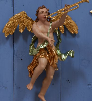 Zdjęcie nr 20: Ołtarz dwustronny, sarkofagowy, dekorowany rocaille'm, mensa drewniana na planie kwadratu, od frontu z kamiennym portatylem.
Nastawa ołtarzowa dwustronna, na rzucie leżącej litery X, w formie  rozbudowanego tabernakulum z tronem wystawienia. Obie strony są analogiczne pod względem architektonicznym. Tabernakulum na cokole, o wypukłej ściance frontowej, flankowanej parą pilastrów o trzonach dekorowanym płycinami z rocaille'm, dźwigających gzyms wieńczący. W polu drzwiczki ujęte rokokowym kartuszem. Na tabernakulum tron wystawienia o wklęsło-wypukłym licu, ujęty parą impostów podtrzymywanych przez rocaille'owe konsole oraz pilastrami w narożach, których trzony przyjmują formę spływów wolutowych, sięgające podstawy tabernakulum, na których stoją figury. W polu środkowym tronu wystawienia znajduje się obrotowa nisza o nieregularnym kształcie ujęta obramieniem z rocaille'u, przesłonięta wypukłą ścianką z płaskorzeźbionym krucyfiksem  i winnym gronem, zwieńczona rzeźbioną półpostacią. Całość wieńczy cokół z dwoma ramionami, na których stoją rocaille'owe wazony. Na cokole osadzona jest dużych rozmiarów, dwustronna, dwunastoramienna gwiazda relikwiarzowa, miażdżąca węża. Gwiazda z obu stron ujęta jest kilkoma pierścieniami z winnego grona oraz ornamentu roślinnego, w ramionach oraz w polu głównym umieszczone są za szkłem relikwie wśród kwiatowych dekoracji. 
Na awersie ołtarza, na mensie znajdują się dwie figurki puttów siedzących na obłokach i trzymających tabliczki z kanonami. Całość flankują ustawione na spływach wolutowych figury św. Jana Ewangelisty i św. Bartłomieja, tron wieńczy półpostać Boga Ojca, ujęta przez dwa putta z otwartymi księgami. Obrotową niszę flankują dwa aniołki trzymające lichtarze. Na rewersie ołtarza na spływach wolutowych stoją figury św. Andrzeja i św. Piotra, tron wieńczy półpostać Mojżesza flankowana przez dwa putta z otwartymi księgami.
Struktura polichromowana w kolorze ciemnozielonym, ornamentyka i profile złocone, detal srebrzony.
