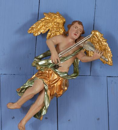 Zdjęcie nr 23: Ołtarz dwustronny, sarkofagowy, dekorowany rocaille&#039;m, mensa drewniana na planie kwadratu, od frontu z kamiennym portatylem.
Nastawa ołtarzowa dwustronna, na rzucie leżącej litery X, w formie  rozbudowanego tabernakulum z tronem wystawienia. Obie strony są analogiczne pod względem architektonicznym. Tabernakulum na cokole, o wypukłej ściance frontowej, flankowanej parą pilastrów o trzonach dekorowanym płycinami z rocaille&#039;m, dźwigających gzyms wieńczący. W polu drzwiczki ujęte rokokowym kartuszem. Na tabernakulum tron wystawienia o wklęsło-wypukłym licu, ujęty parą impostów podtrzymywanych przez rocaille&#039;owe konsole oraz pilastrami w narożach, których trzony przyjmują formę spływów wolutowych, sięgające podstawy tabernakulum, na których stoją figury. W polu środkowym tronu wystawienia znajduje się obrotowa nisza o nieregularnym kształcie ujęta obramieniem z rocaille&#039;u, przesłonięta wypukłą ścianką z płaskorzeźbionym krucyfiksem  i winnym gronem, zwieńczona rzeźbioną półpostacią. Całość wieńczy cokół z dwoma ramionami, na których stoją rocaille&#039;owe wazony. Na cokole osadzona jest dużych rozmiarów, dwustronna, dwunastoramienna gwiazda relikwiarzowa, miażdżąca węża. Gwiazda z obu stron ujęta jest kilkoma pierścieniami z winnego grona oraz ornamentu roślinnego, w ramionach oraz w polu głównym umieszczone są za szkłem relikwie wśród kwiatowych dekoracji. 
Na awersie ołtarza, na mensie znajdują się dwie figurki puttów siedzących na obłokach i trzymających tabliczki z kanonami. Całość flankują ustawione na spływach wolutowych figury św. Jana Ewangelisty i św. Bartłomieja, tron wieńczy półpostać Boga Ojca, ujęta przez dwa putta z otwartymi księgami. Obrotową niszę flankują dwa aniołki trzymające lichtarze. Na rewersie ołtarza na spływach wolutowych stoją figury św. Andrzeja i św. Piotra, tron wieńczy półpostać Mojżesza flankowana przez dwa putta z otwartymi księgami.
Struktura polichromowana w kolorze ciemnozielonym, ornamentyka i profile złocone, detal srebrzony.
