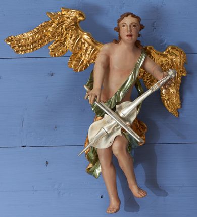 Zdjęcie nr 24: Ołtarz dwustronny, sarkofagowy, dekorowany rocaille&#039;m, mensa drewniana na planie kwadratu, od frontu z kamiennym portatylem.
Nastawa ołtarzowa dwustronna, na rzucie leżącej litery X, w formie  rozbudowanego tabernakulum z tronem wystawienia. Obie strony są analogiczne pod względem architektonicznym. Tabernakulum na cokole, o wypukłej ściance frontowej, flankowanej parą pilastrów o trzonach dekorowanym płycinami z rocaille&#039;m, dźwigających gzyms wieńczący. W polu drzwiczki ujęte rokokowym kartuszem. Na tabernakulum tron wystawienia o wklęsło-wypukłym licu, ujęty parą impostów podtrzymywanych przez rocaille&#039;owe konsole oraz pilastrami w narożach, których trzony przyjmują formę spływów wolutowych, sięgające podstawy tabernakulum, na których stoją figury. W polu środkowym tronu wystawienia znajduje się obrotowa nisza o nieregularnym kształcie ujęta obramieniem z rocaille&#039;u, przesłonięta wypukłą ścianką z płaskorzeźbionym krucyfiksem  i winnym gronem, zwieńczona rzeźbioną półpostacią. Całość wieńczy cokół z dwoma ramionami, na których stoją rocaille&#039;owe wazony. Na cokole osadzona jest dużych rozmiarów, dwustronna, dwunastoramienna gwiazda relikwiarzowa, miażdżąca węża. Gwiazda z obu stron ujęta jest kilkoma pierścieniami z winnego grona oraz ornamentu roślinnego, w ramionach oraz w polu głównym umieszczone są za szkłem relikwie wśród kwiatowych dekoracji. 
Na awersie ołtarza, na mensie znajdują się dwie figurki puttów siedzących na obłokach i trzymających tabliczki z kanonami. Całość flankują ustawione na spływach wolutowych figury św. Jana Ewangelisty i św. Bartłomieja, tron wieńczy półpostać Boga Ojca, ujęta przez dwa putta z otwartymi księgami. Obrotową niszę flankują dwa aniołki trzymające lichtarze. Na rewersie ołtarza na spływach wolutowych stoją figury św. Andrzeja i św. Piotra, tron wieńczy półpostać Mojżesza flankowana przez dwa putta z otwartymi księgami.
Struktura polichromowana w kolorze ciemnozielonym, ornamentyka i profile złocone, detal srebrzony.
